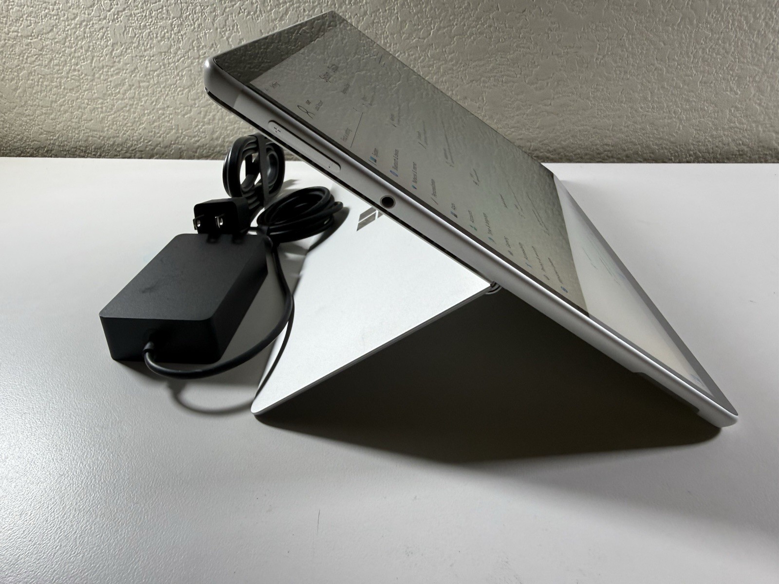 Microsoft Surface Pro 8 (1982) i5-1145G7 – 16GB RAM – 256GB 120Hz – Win 11 Pro