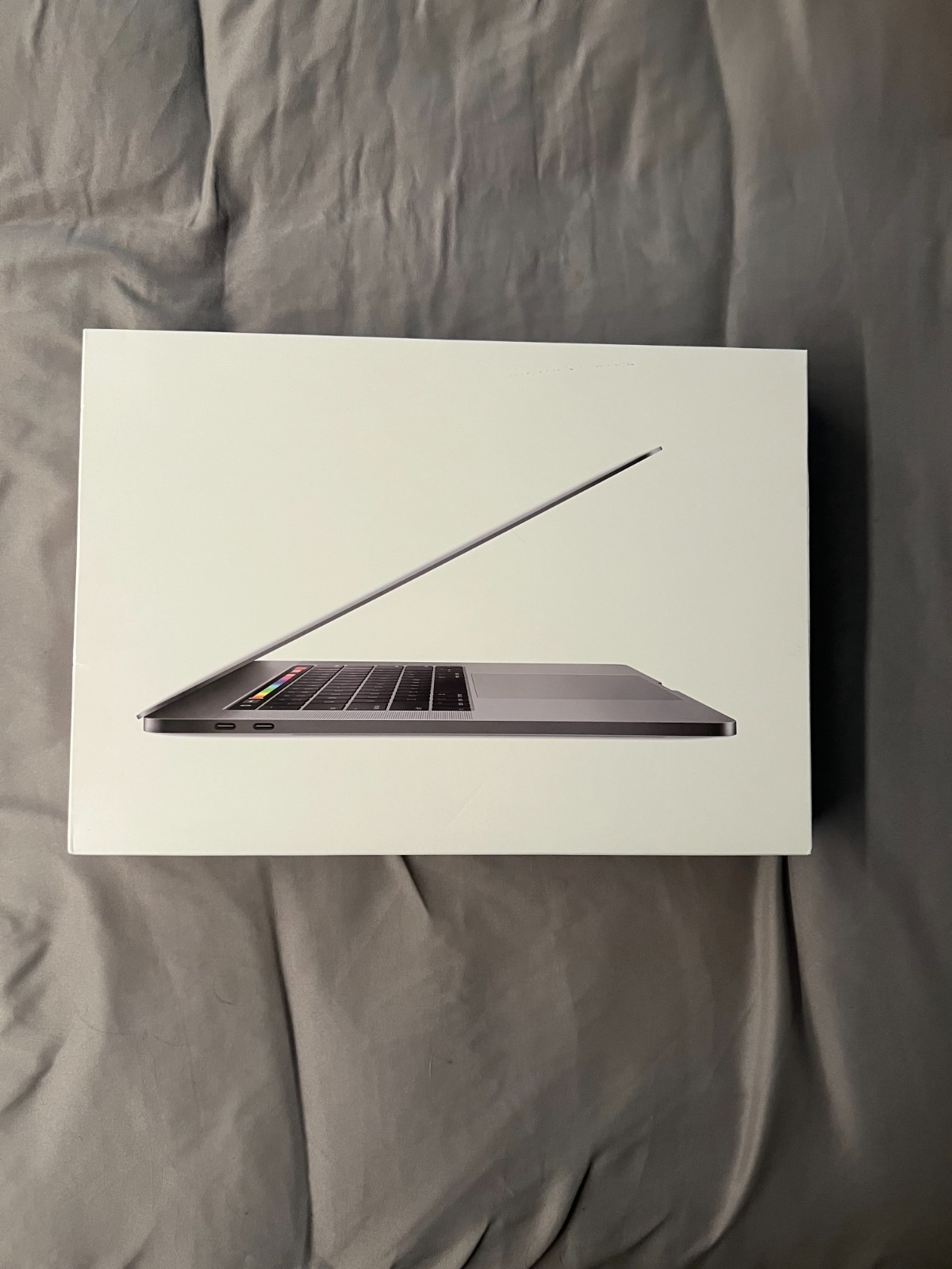 MacBook Pro 15 Space Gray 2018 2.6GHz i9 32GB 1TB Radeon Pro 560X (Case & Box)