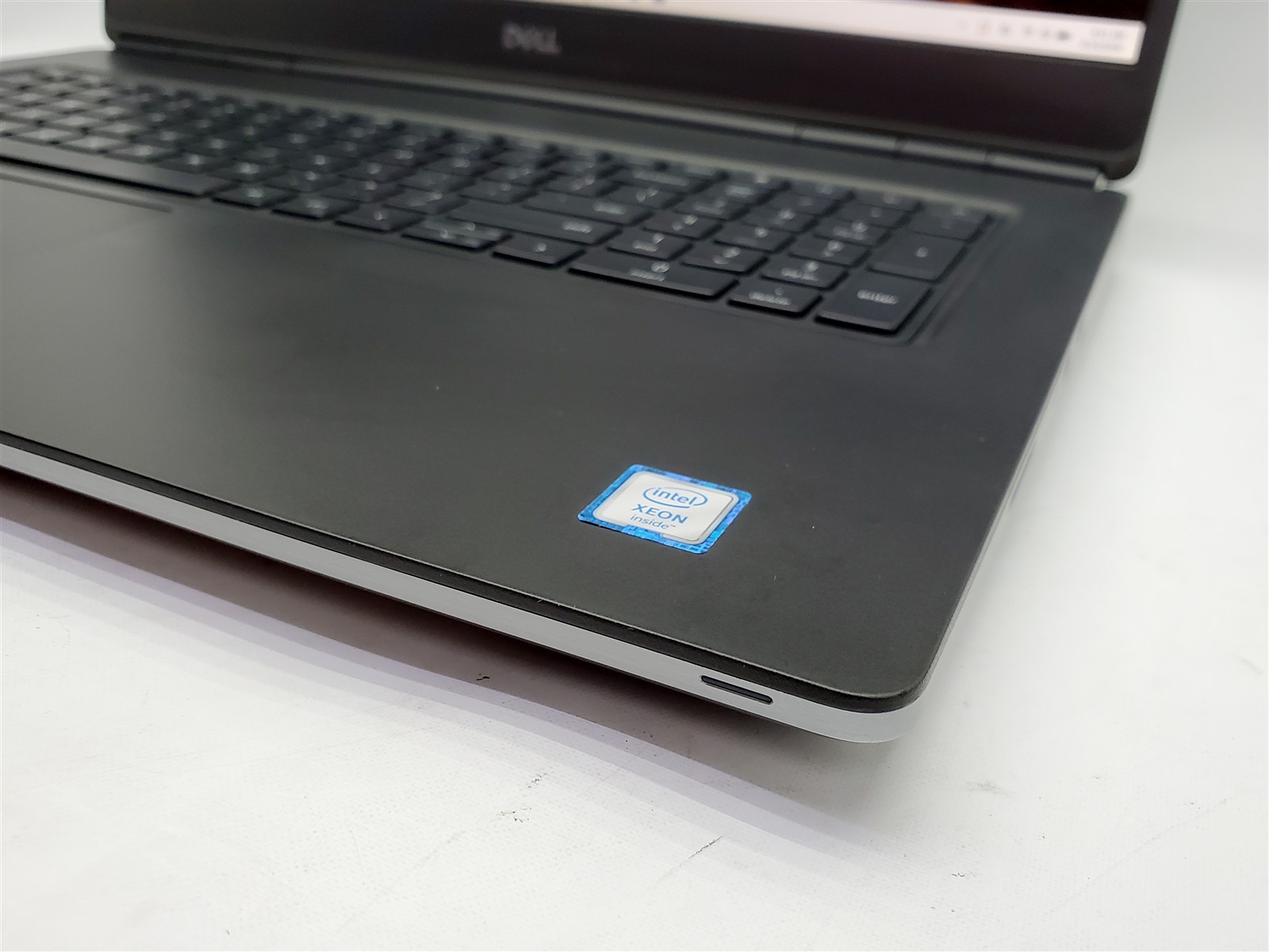 Dell Precision 7750 Xeon W-10855M 2.8-5.1Ghz T1000 24GRam 1TB NVMe Win11P *USB*