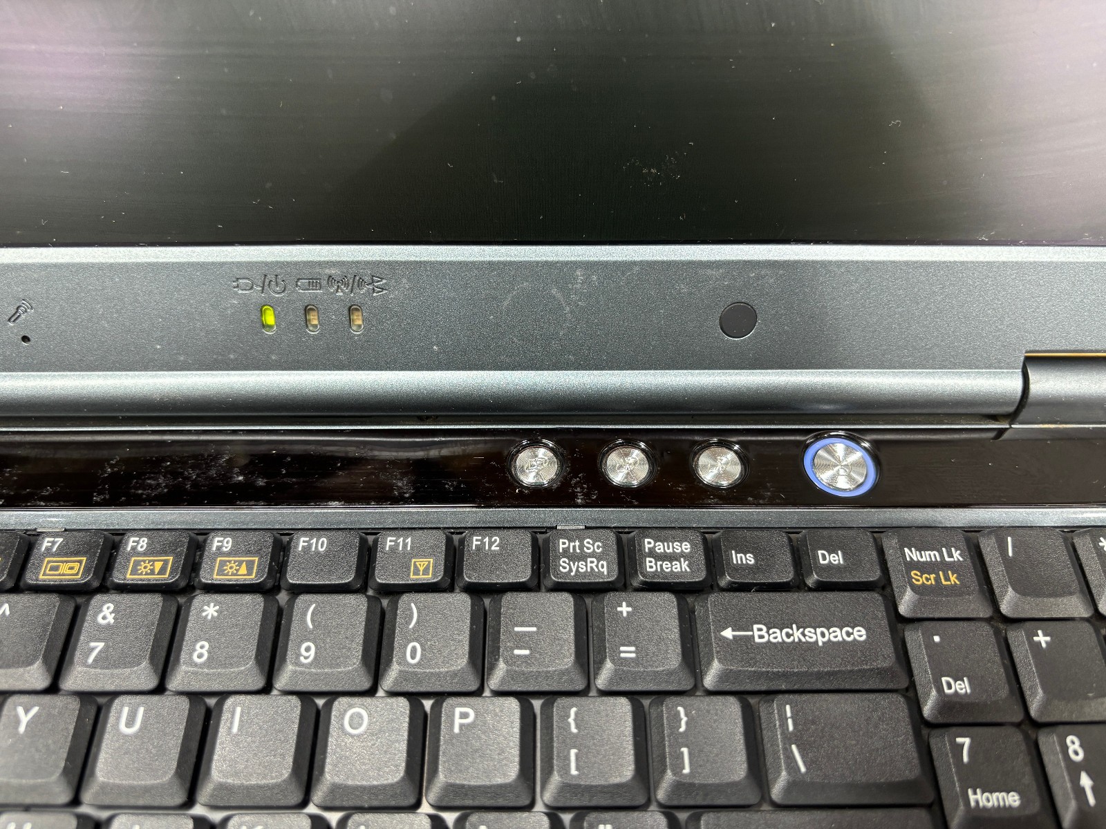Alienware Area-51 m7700 Clevo D900T 17″ P4 3.4GHz Powers On No Display AS-IS