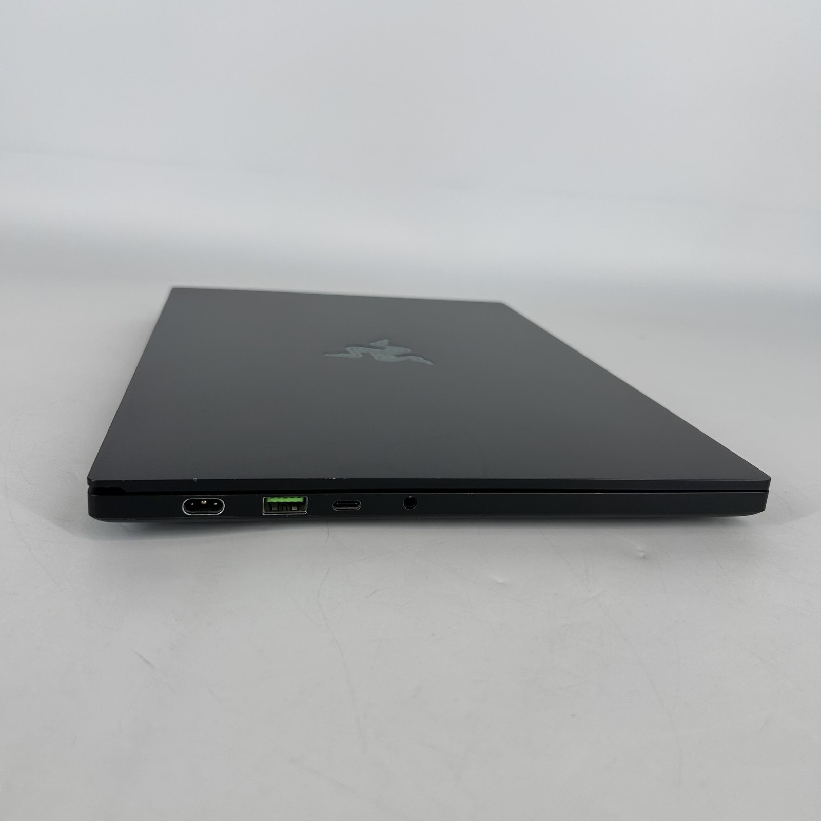 Razer Blade 14 2K 3.3 GHz Ryzen 9 5900HX 16GB 2TB SSD NVIDIA RTX 3080 Good