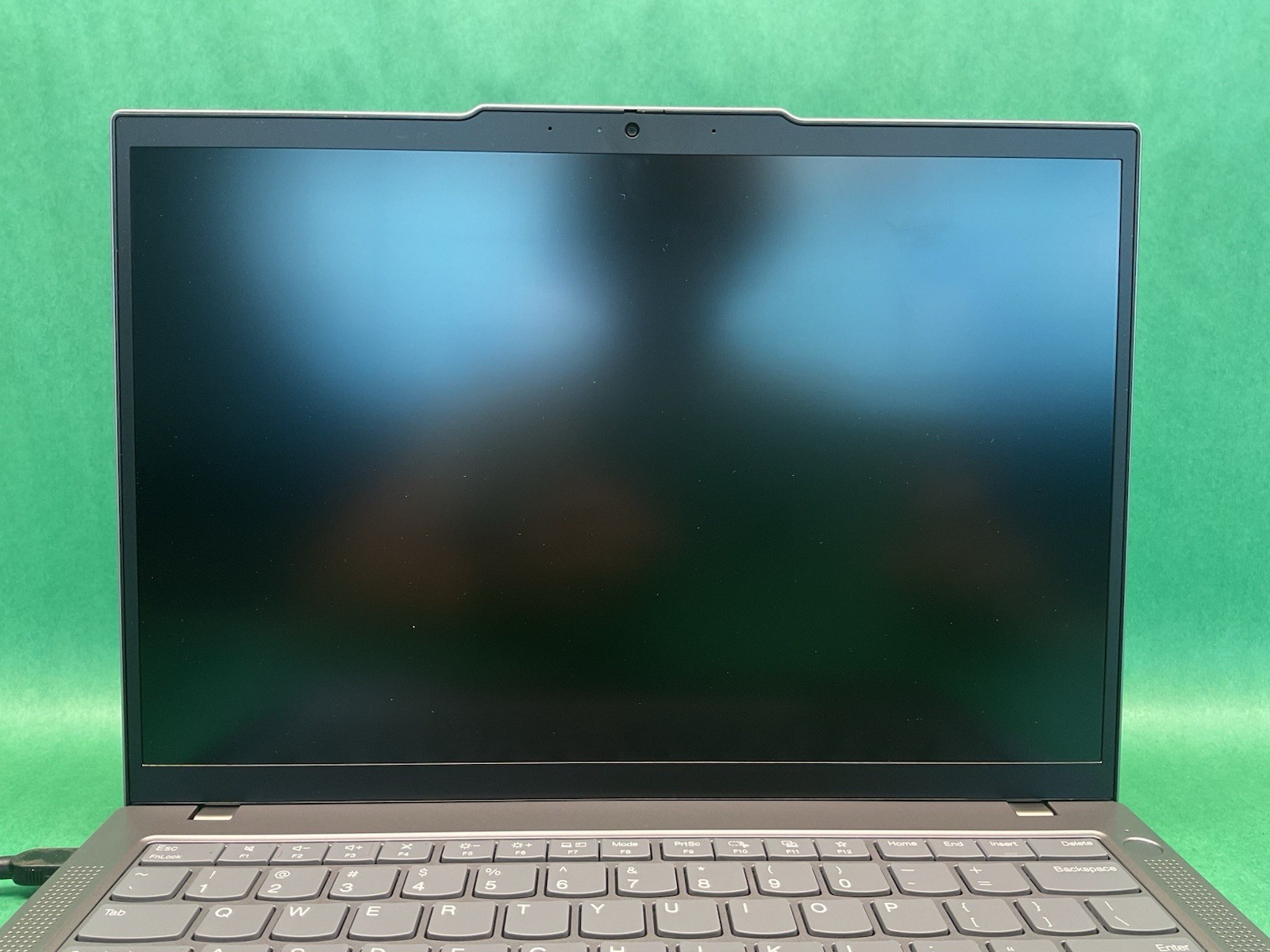 Lenovo ThinkPad T14 Gen 5 14″ – Powers On – NO HARD DRIVE- Untested