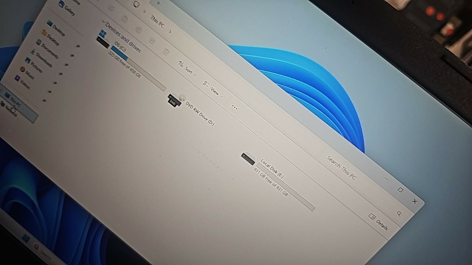 DELL Inspiron 3793 17″ Screen FHD i7-1065G7 32GB DDR4 WiFi BT 512GB SSD & 1TB HD