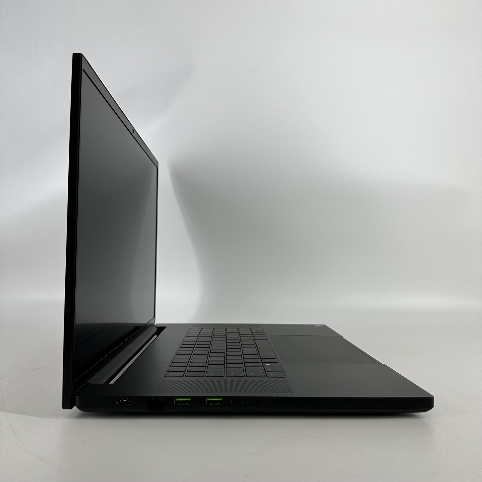 Razer Blade 18 240Hz QHD+ 2.2 GHz i9-14900HX 96GB 2TB/1TB RTX 4080 Excellent