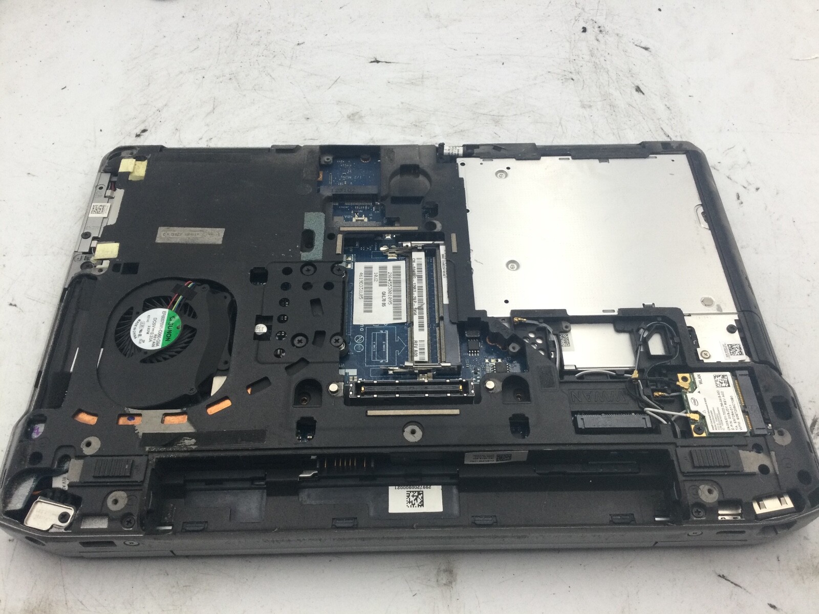 DELL LATITUDE E6330 – FOR PARTS – NO LCD – INTEL CORE I5 – READ DESCRIPTION – BB
