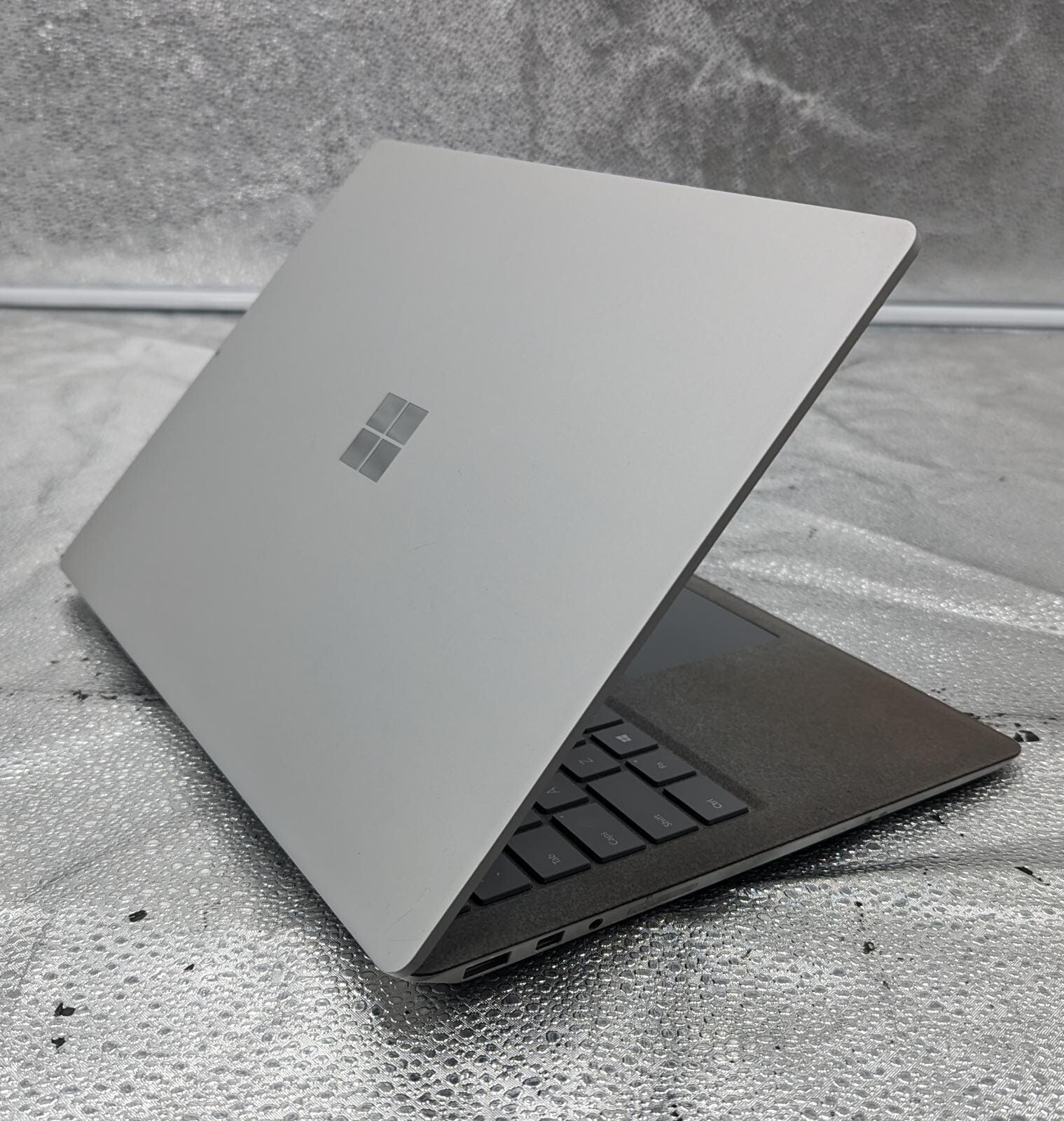 Microsoft Surface Laptop 13.5″ 256GB 8G Intel Core i5 7th Gen. 2.60 GHz *READ*