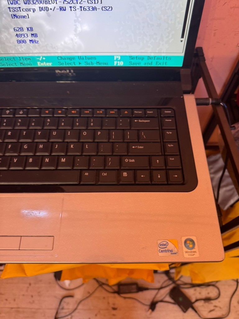 Dell Studio XPS 1555 – Core 2 Duo P8600 2.40GHz – 4GB RAM – Damaged Screen – No