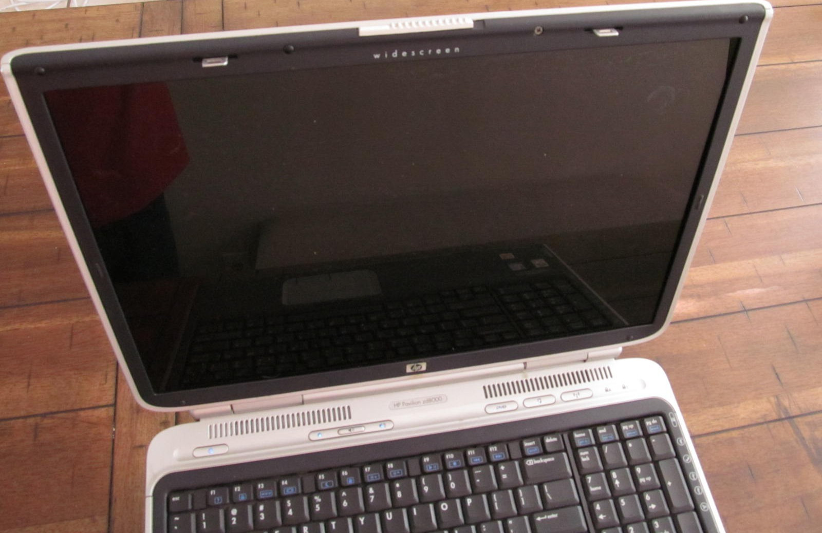 HP Pavilion ZD8000 17″ Vintage Pentium4 3.0ghz Laptop No HDD Parts or Repair