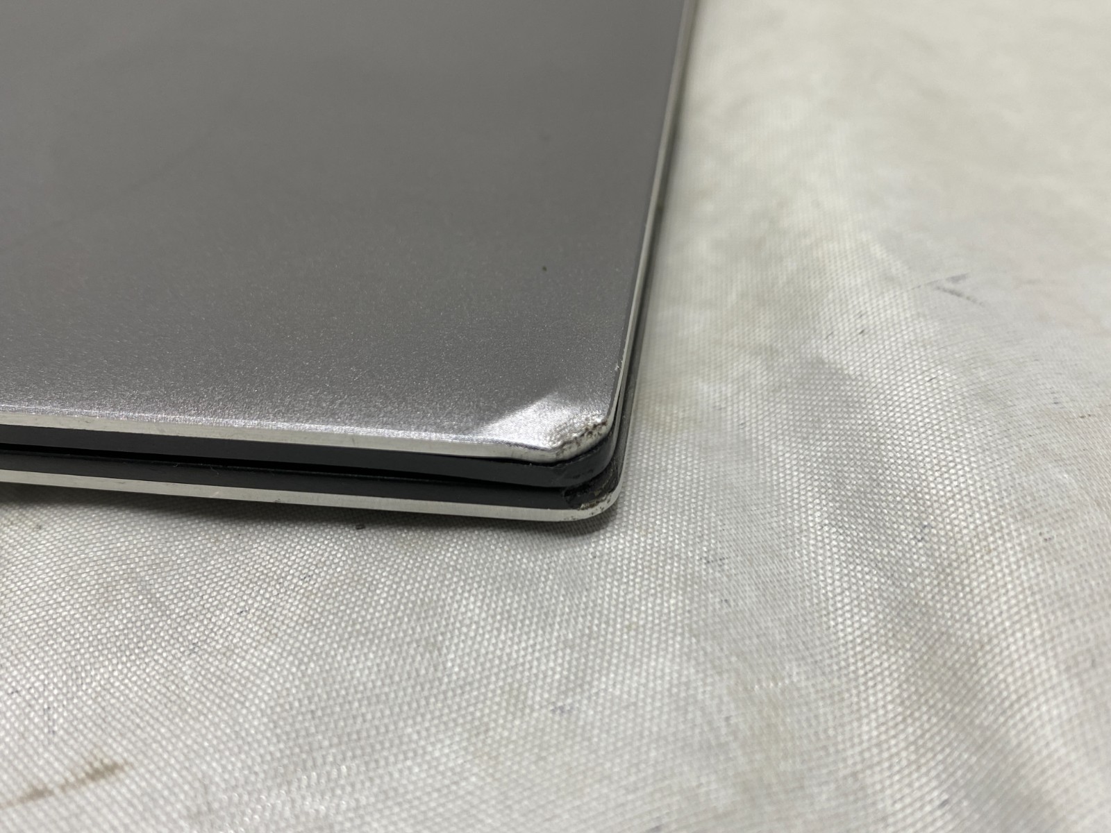 Dell XPS 13 9350 13.3″ Intel i3-6100U 4GB RAM