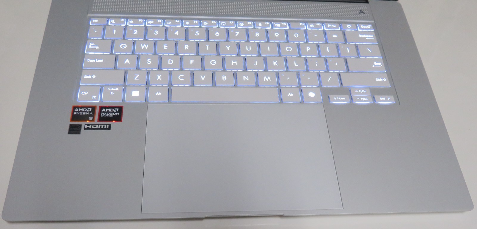ASUS Zenbook S 16″ 3K OLED Touch AMD Ryzen AI 9 365 24GB RAM 1TB SSD White