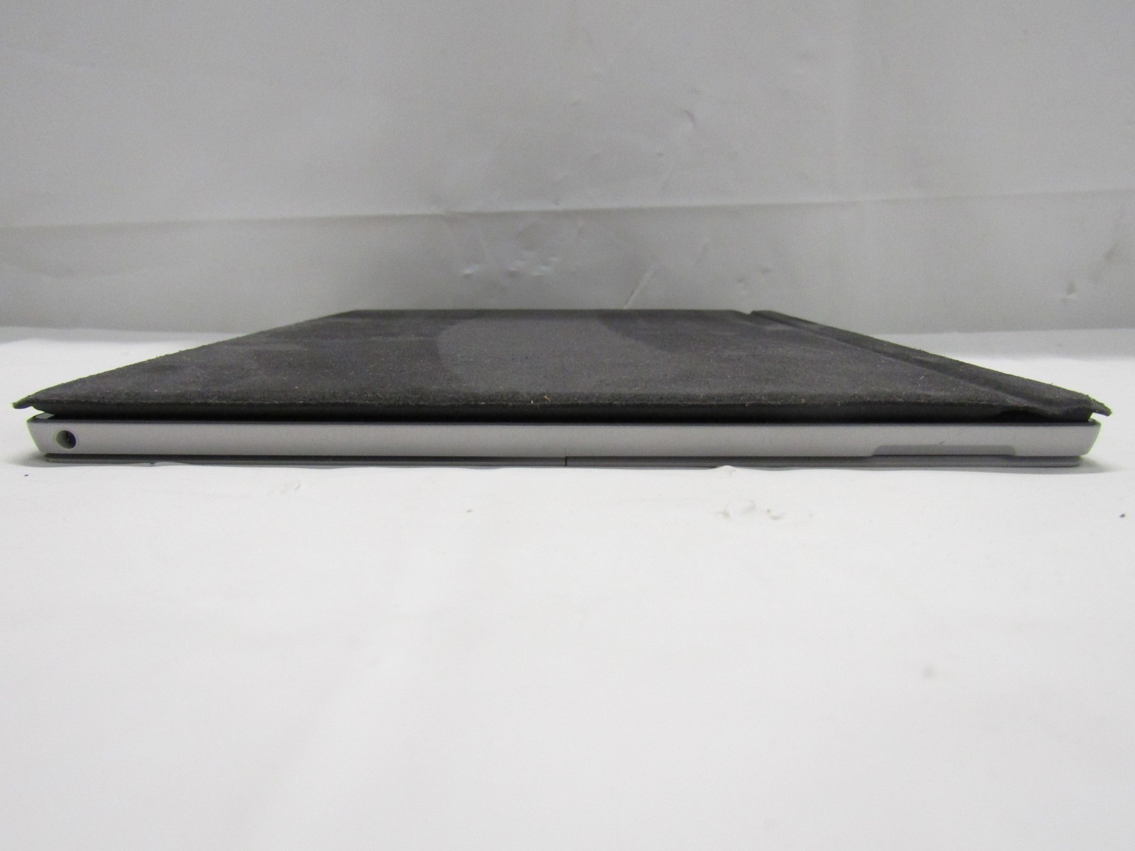 Microsoft Surface Pro 5 1GHz Intel m3-7Y30 4GB RAM 128GB SSD 12.3″ CRACKED NO OS