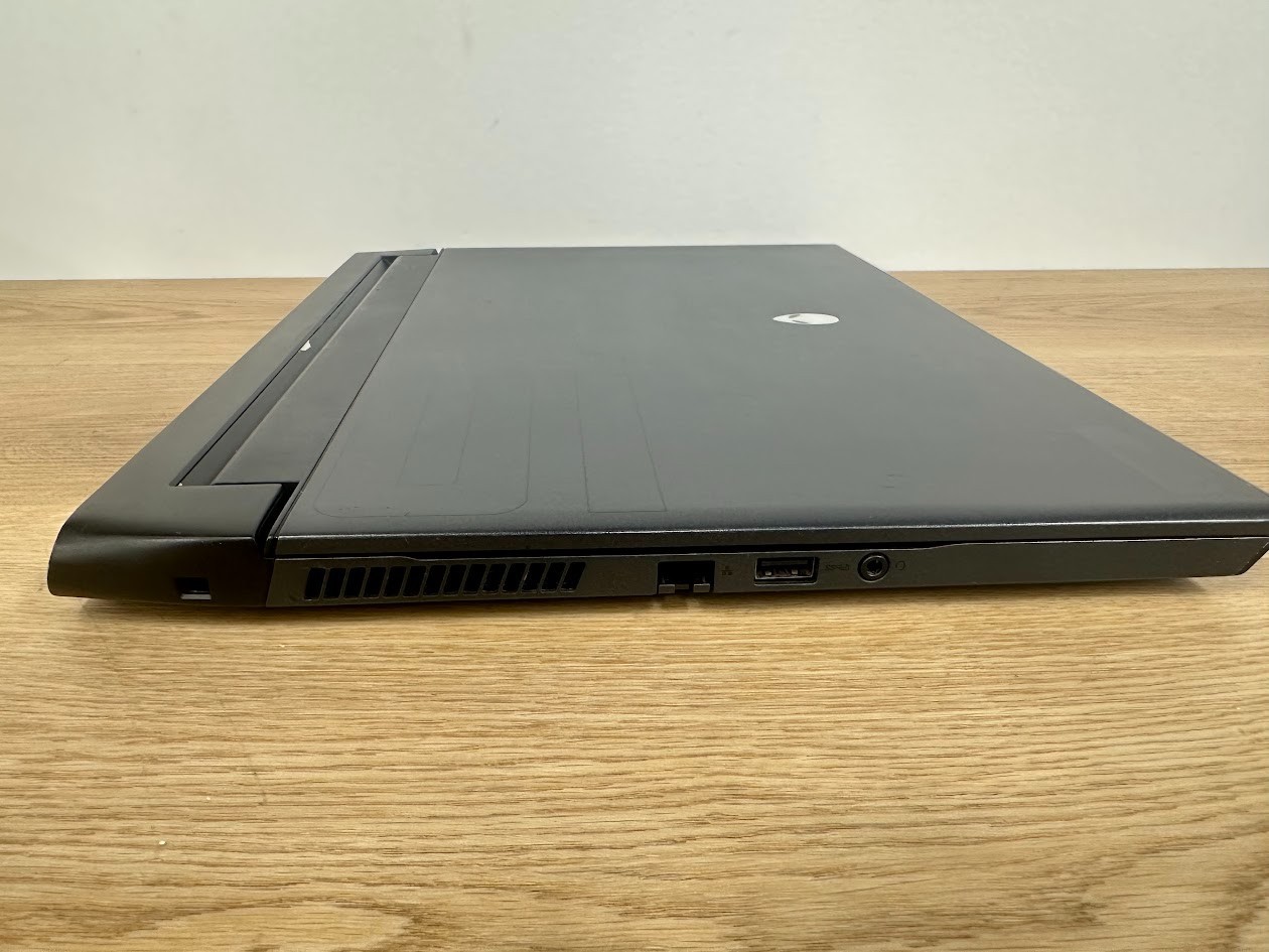 Alienware M15 R4 Core i7 10870H 32GB DDR4 Nvidia GeForce RTX 3070 512GB SSD 2021