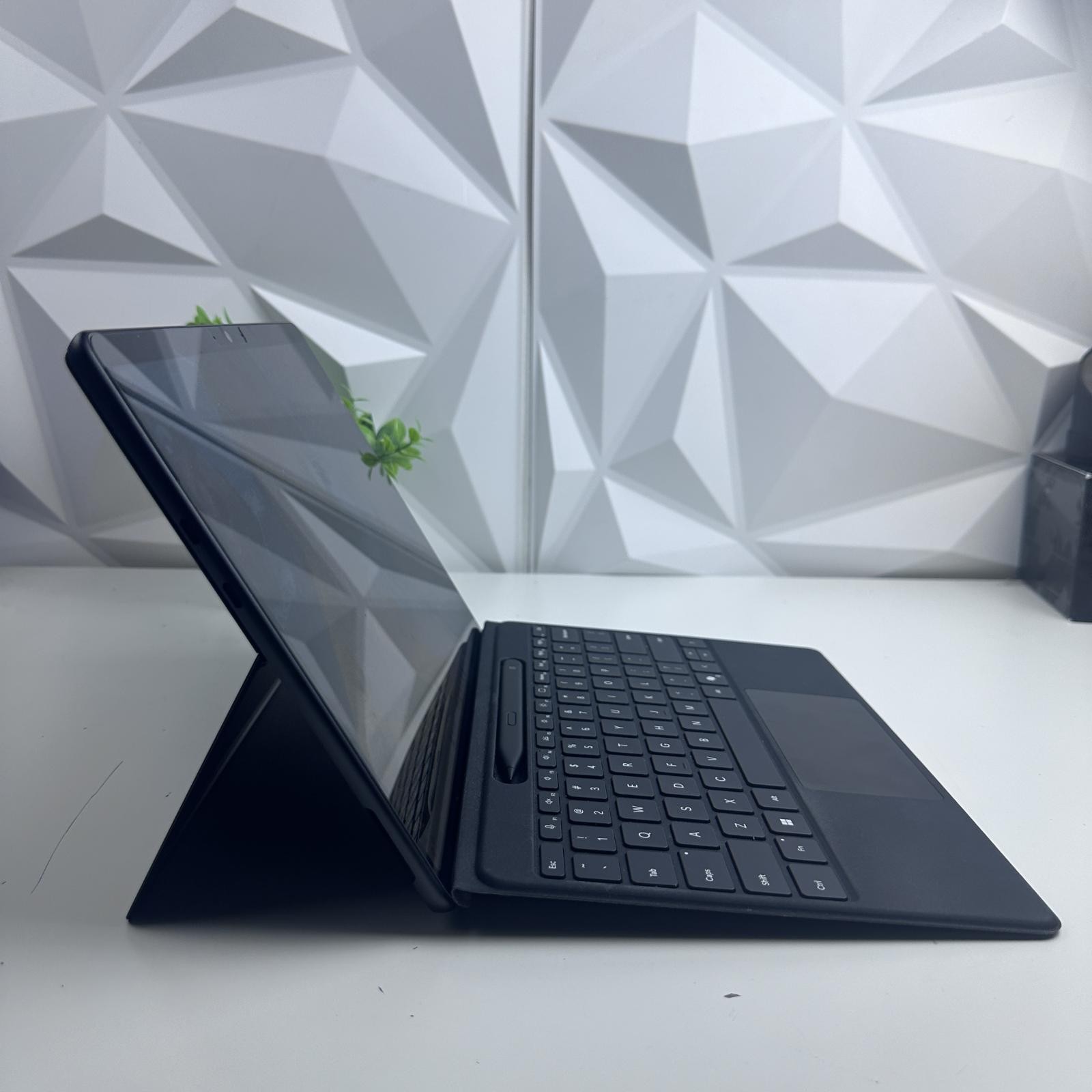 Microsoft Surface Pro 11th, 13″ OLED, Snapdragon X Plus, 16GB, 512GB Bundle