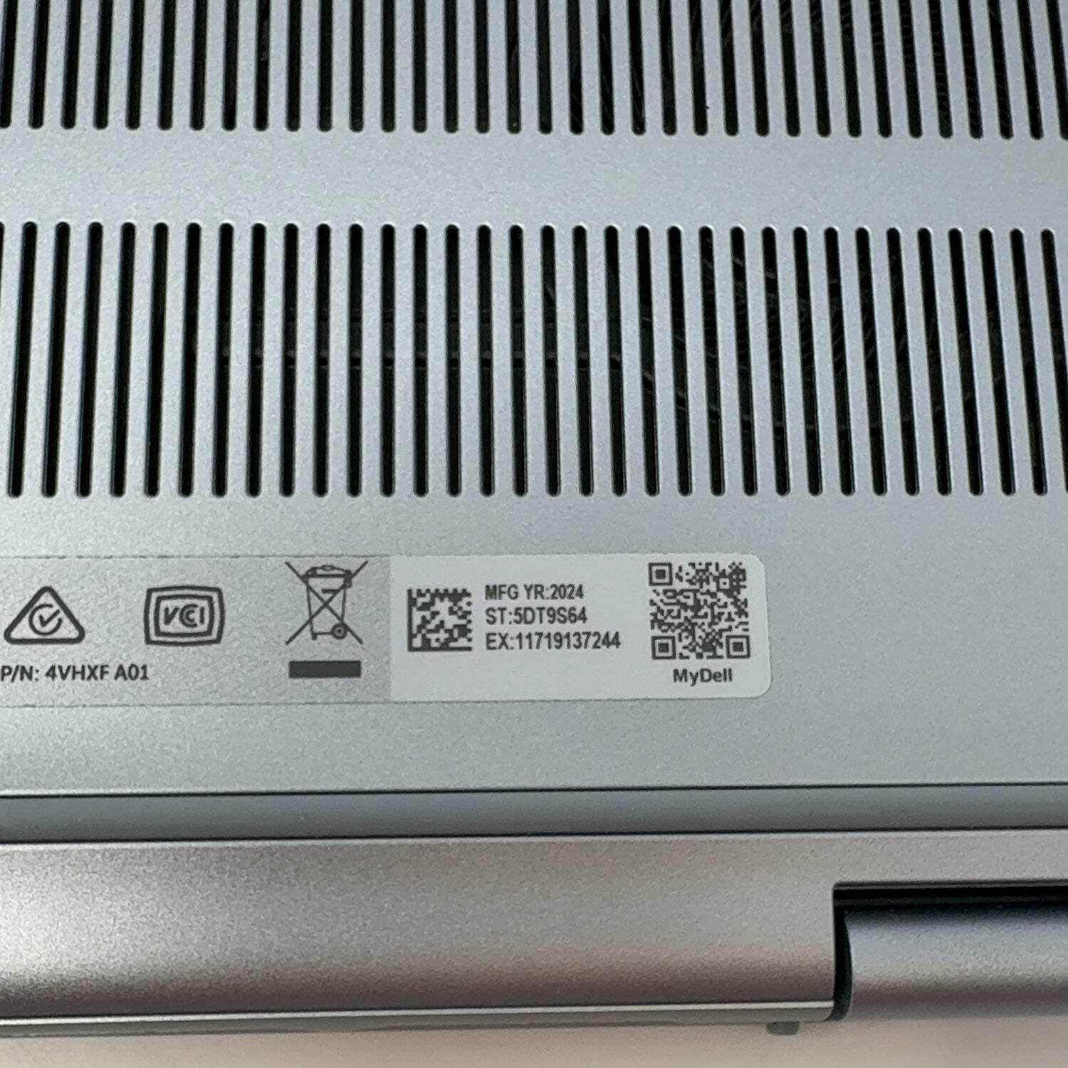 Dell Inspiron 7440 2-IN-1 14″ Core 7 150U 1.8GHz 16GB RAM 1TB SSD