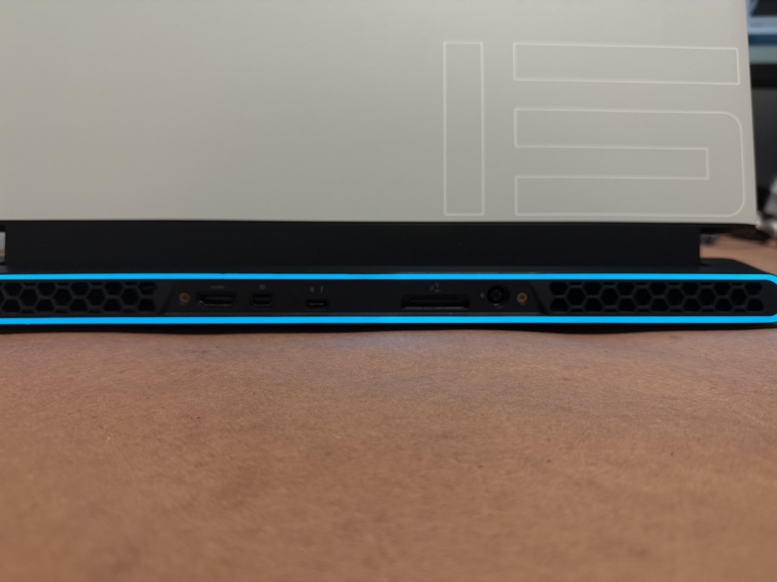 Alienware m15 R4 15.6″ Gaming Laptop i7-10870H RTX 3060 16GB RAM 1TB SSD 144Hz
