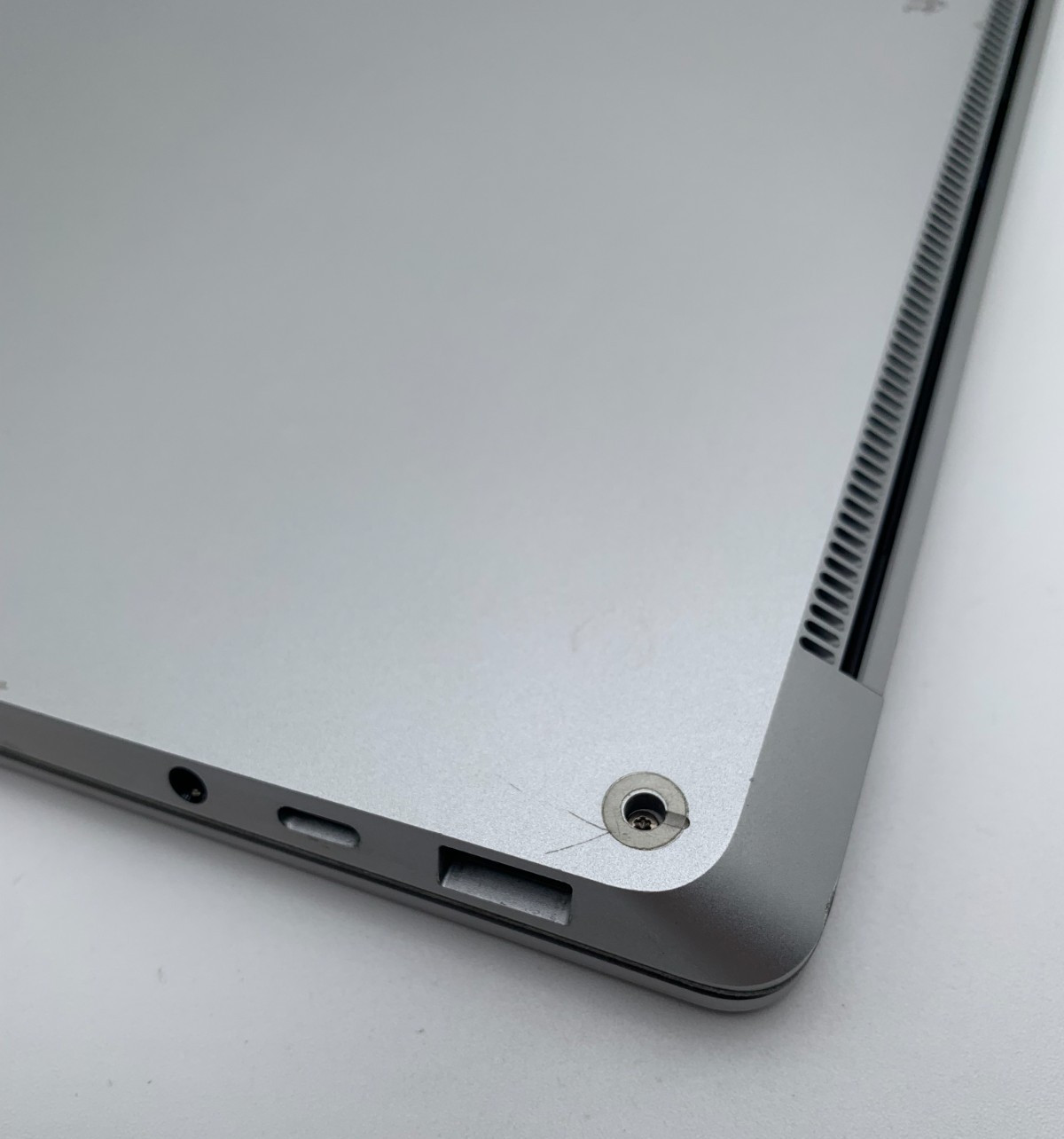 Microsoft Surface Laptop 2 1769 i5-8350U 1.7GHz 256GB SSD 8GB DDR3 Silver C/Dent