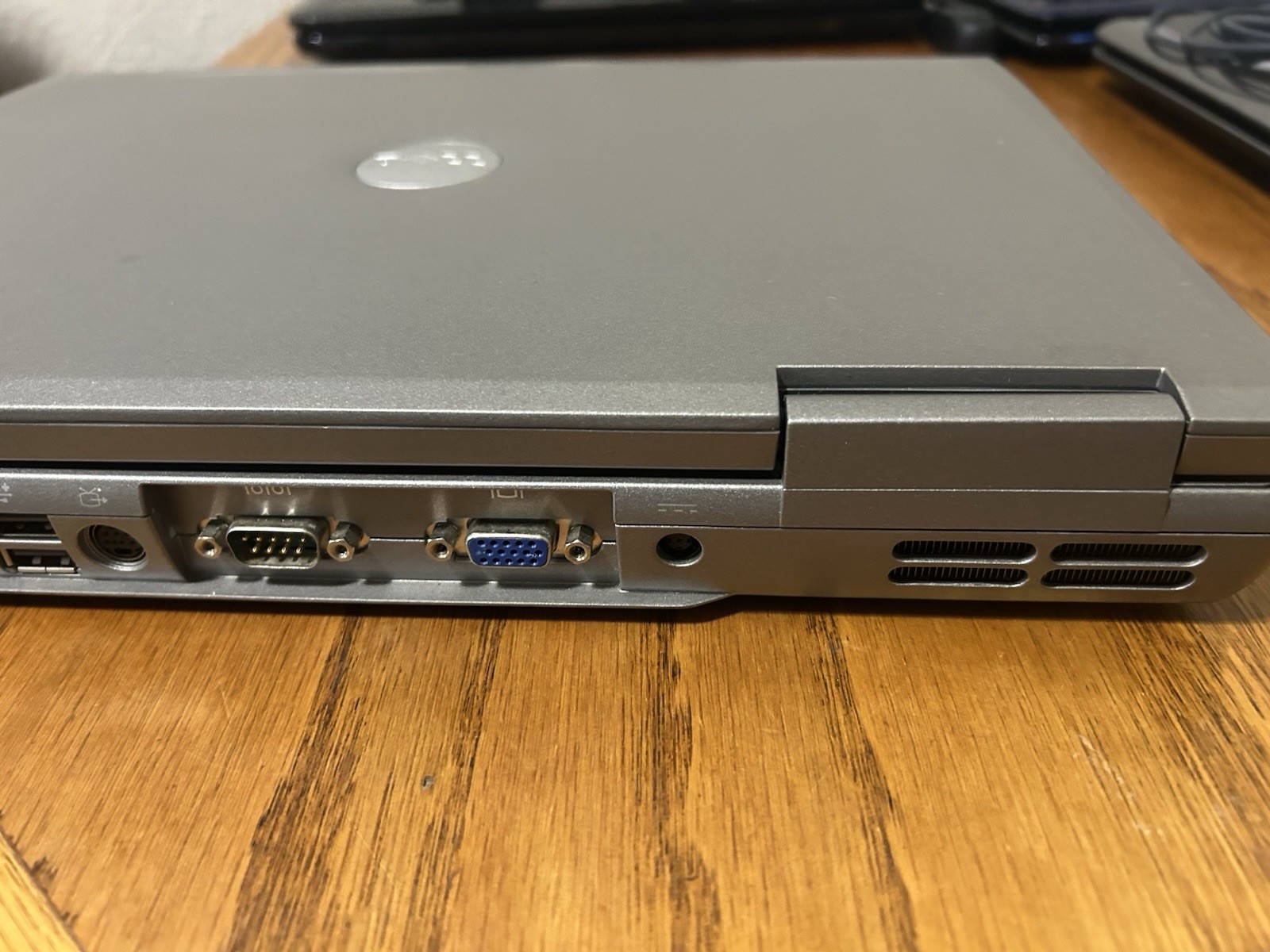 Dell Latitude D810 Pentium M 2.26 GHz 2 GB RAM 80 GB HD Windows 7 Home with AC