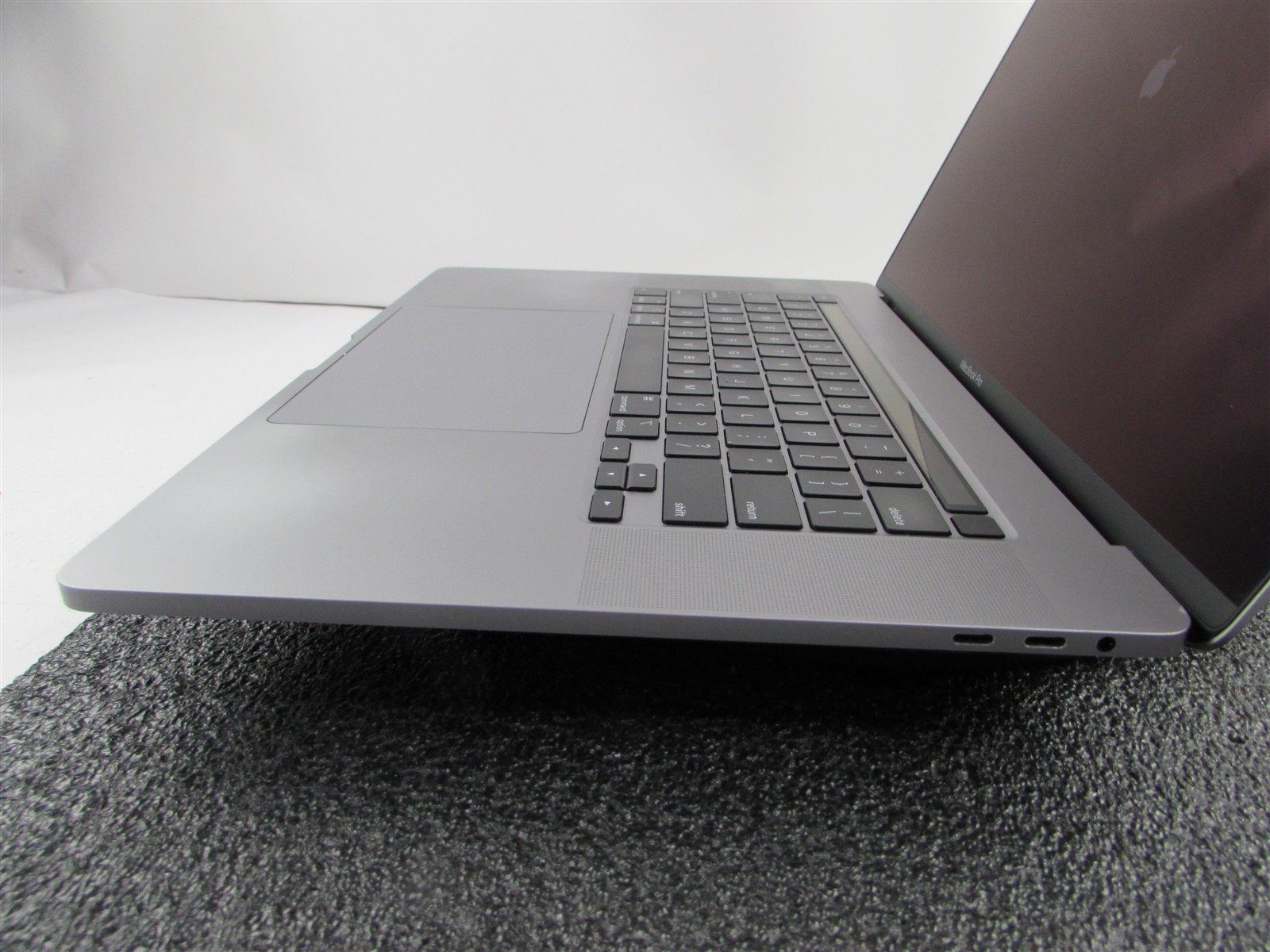 APPLE MACBOOK PRO A2141 3072X1920 I9-9980Hk 1TB SSD 32GB RAM AMD GPU NO O.S