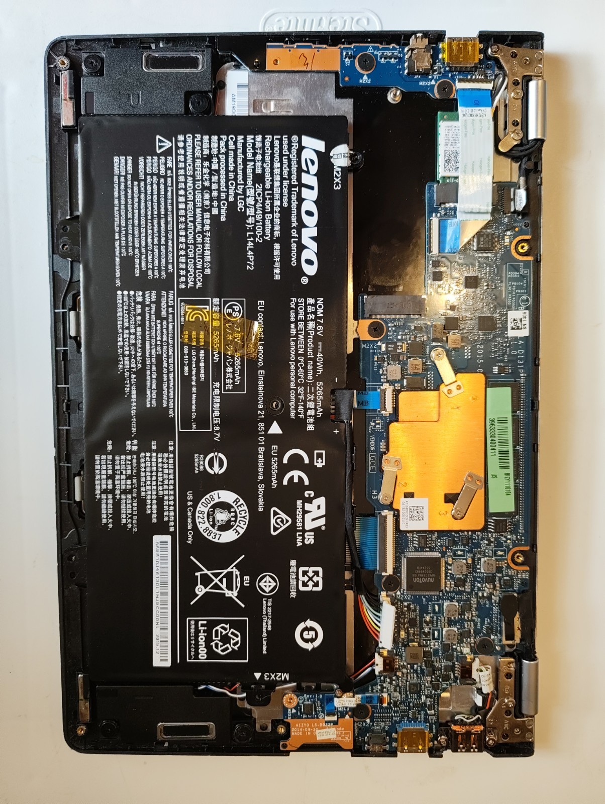Lenovo Yoga 700-11ISK 11″ Intel Core m3 4GB RAM W/charger – For Parts