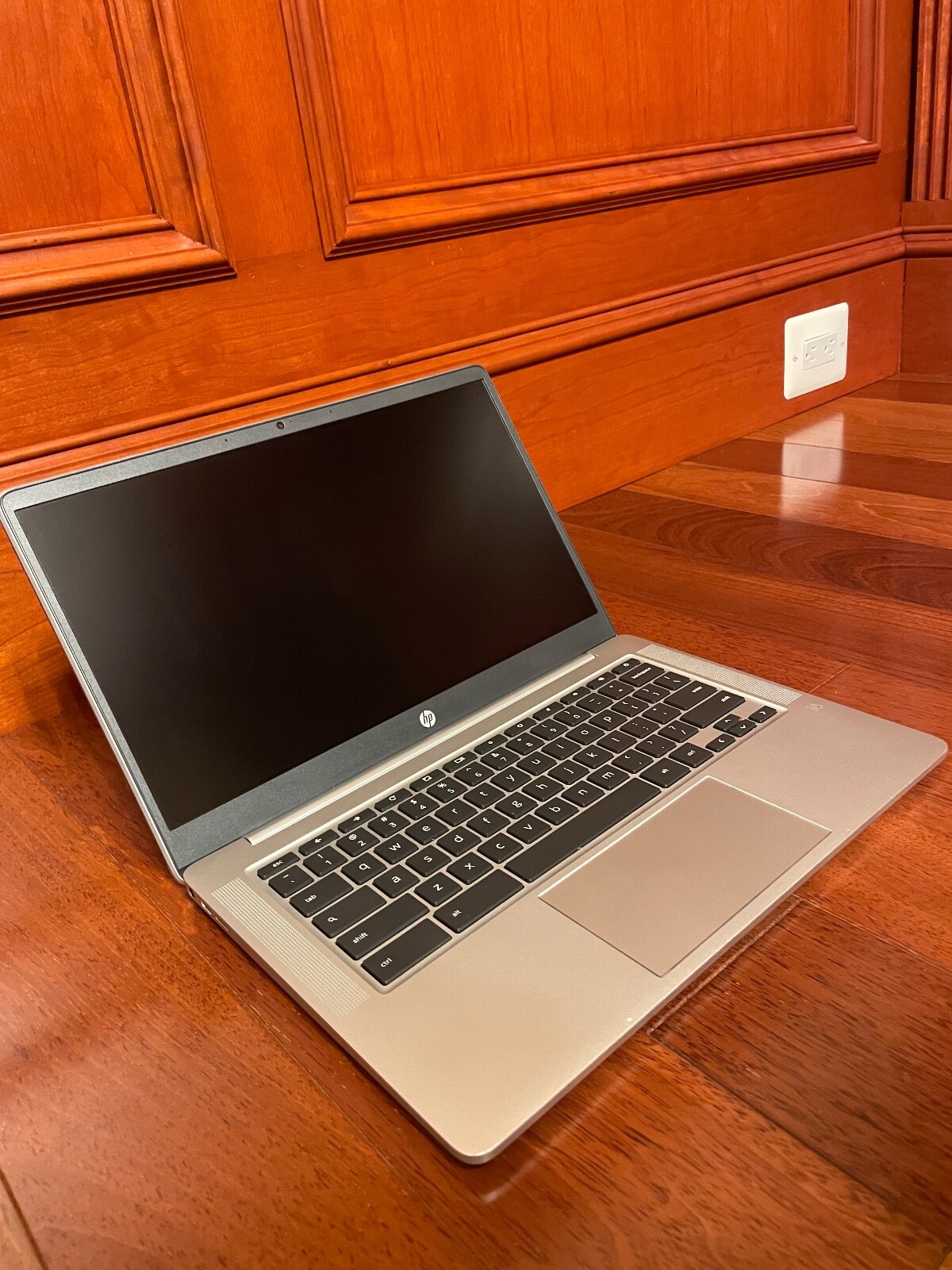 hp chromebook 14 inch, 4gb, 14a-na0023cl great working condition with charger