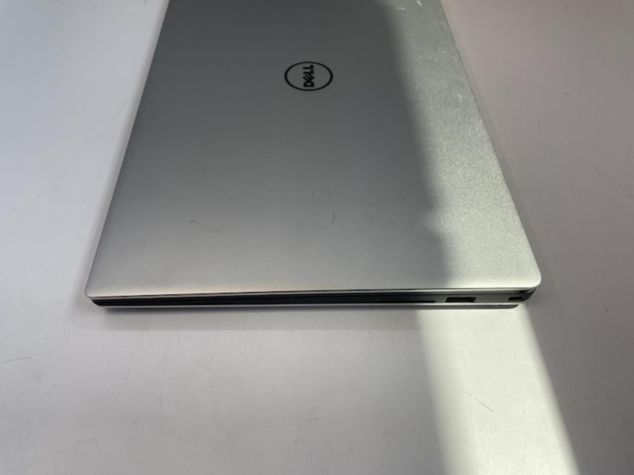 DELL XPS 13 9360 Laptop w/ Intel Core i7-8550U 1.80 GHZ + 8 GB | No HD / OS