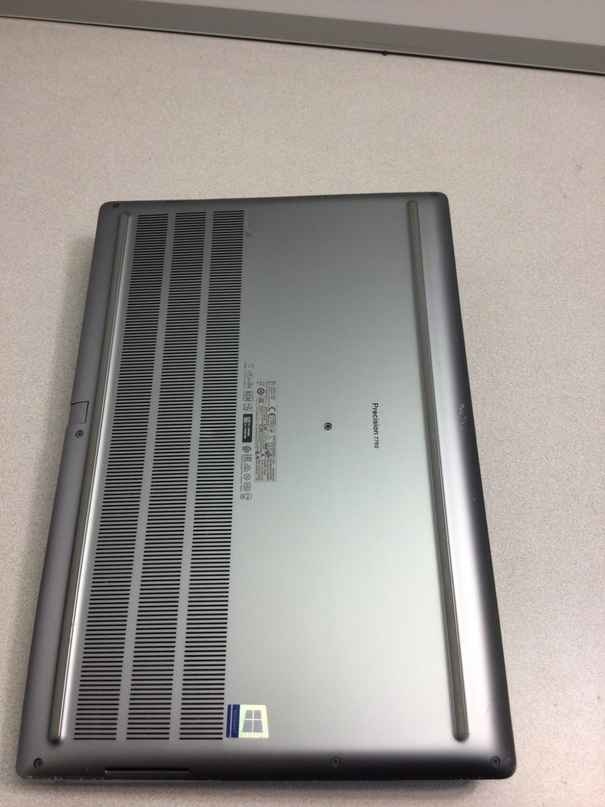Dell Precision 7750 i7-10875H 2.30GHz 32GB 256GB NVMe 17.3″ RTX 4000