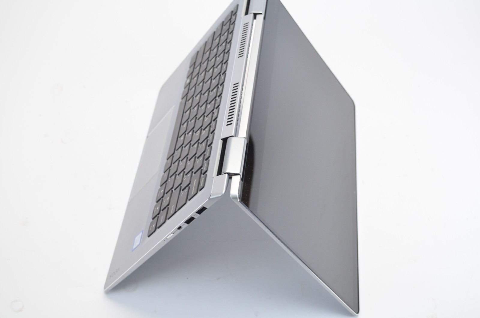 Lenovo Yoga 710-14IKB 2-in-1 2.5 GHz i5 8GB 256GB SSD 14″ Touchscreen Windows 10