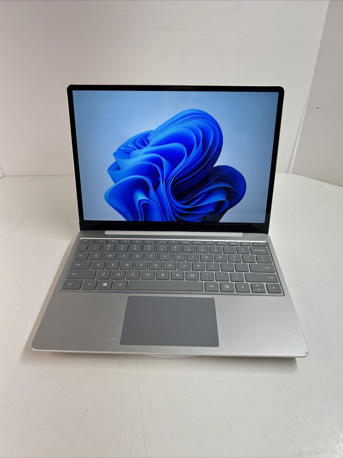 Microsoft Surface Go 1943 12.4″ Intel Core i5-1035G1 1.0GHz 8GB RAM 128GB Win11P