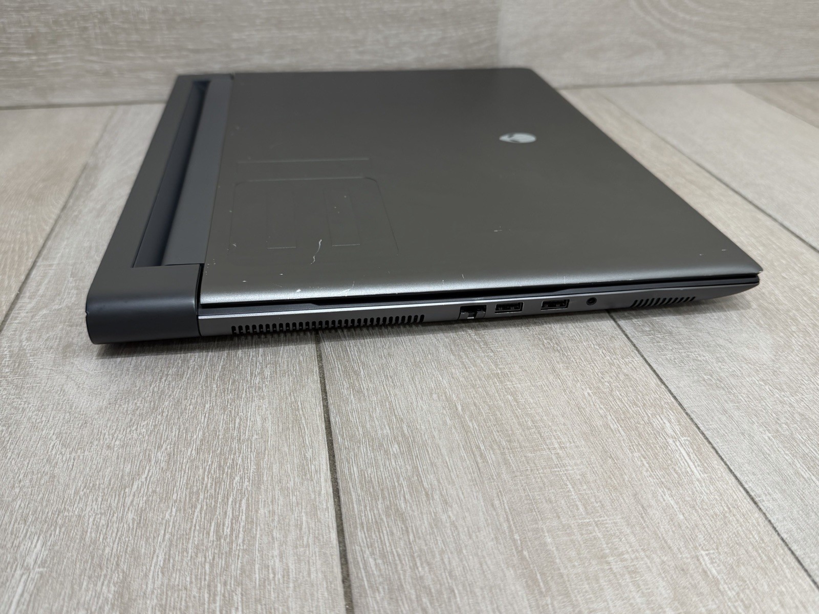 Alienware m18 R1 18″ AMD Ryzen 9 7845HX GeForce RTX 4070 16GB RAM 512GB NVMe SSD