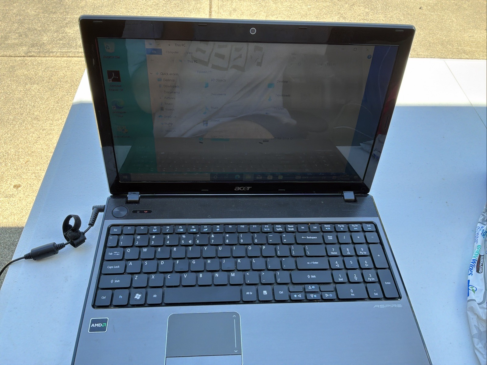 Acer Aspire 5251-1005 Win 10, AMD LAPTOP & Power Supply – Tested Working