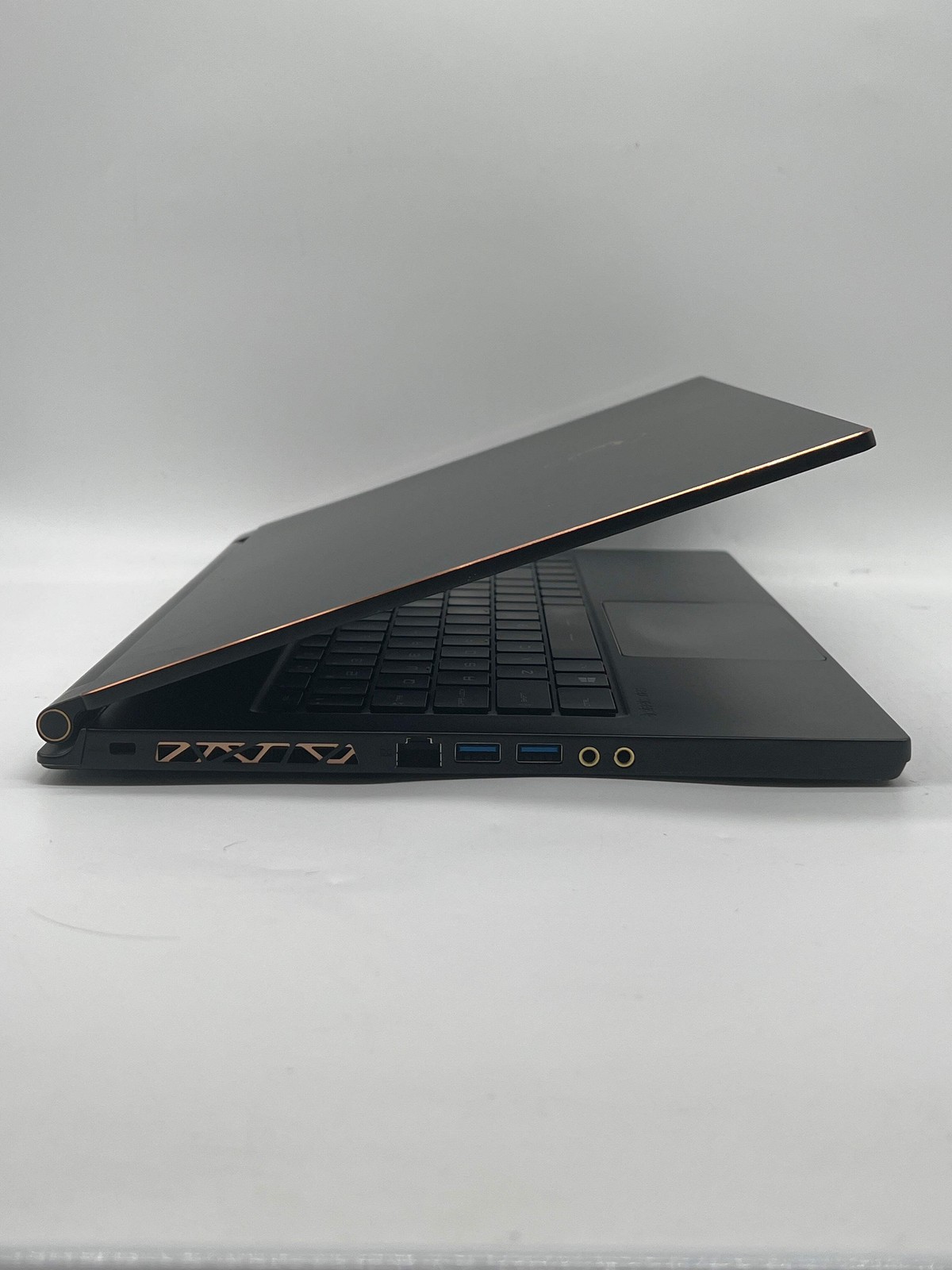 MSI GS65 Stealth Thin 8RE 15.6″ Core i7-8750H 16GB RAM 256GB SSD – Used