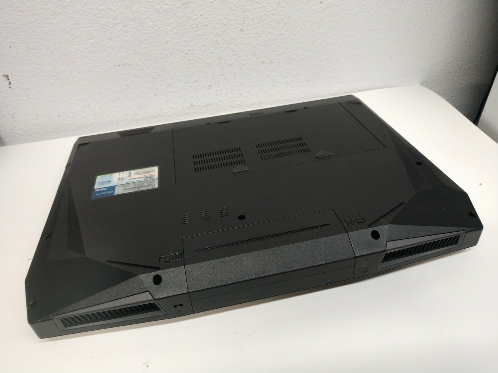 ASUS G73J 17.3″ Intel Core i7 Q720 1.60GHz 6GB DDR3 256GB SSD DVD Win10 AMD 5800