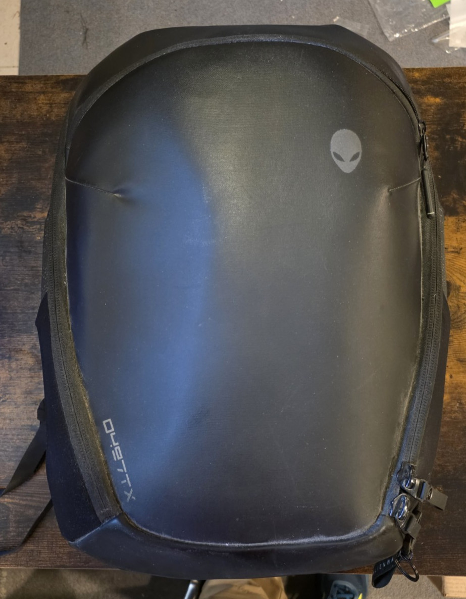 Dell Alienware M18 R1 QHD+ 2.2 GHz i9-13900HX 16GB 1TB RTX 4080 + Backpack