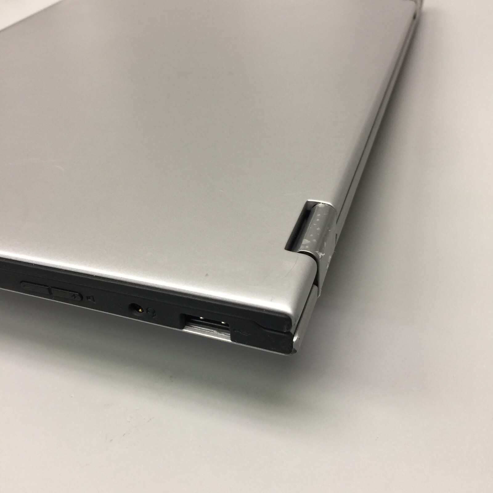 LENOVO yoga 2 11 core i3 4th gen 1.50 ghz 12.5” 4GB RAM 440 GN SSD WIN 1O HOME