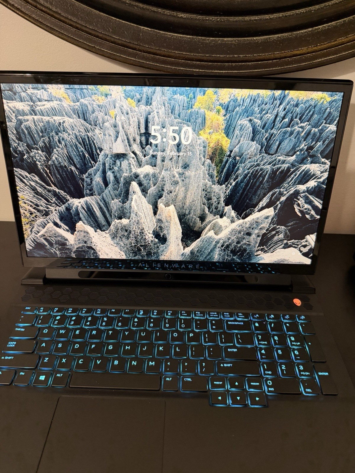 Alienware M17 R2 17.3″ i7-9750H 2.6GHz 16GB RAM 256GB SSD GeForce RTX 2070 Max-Q