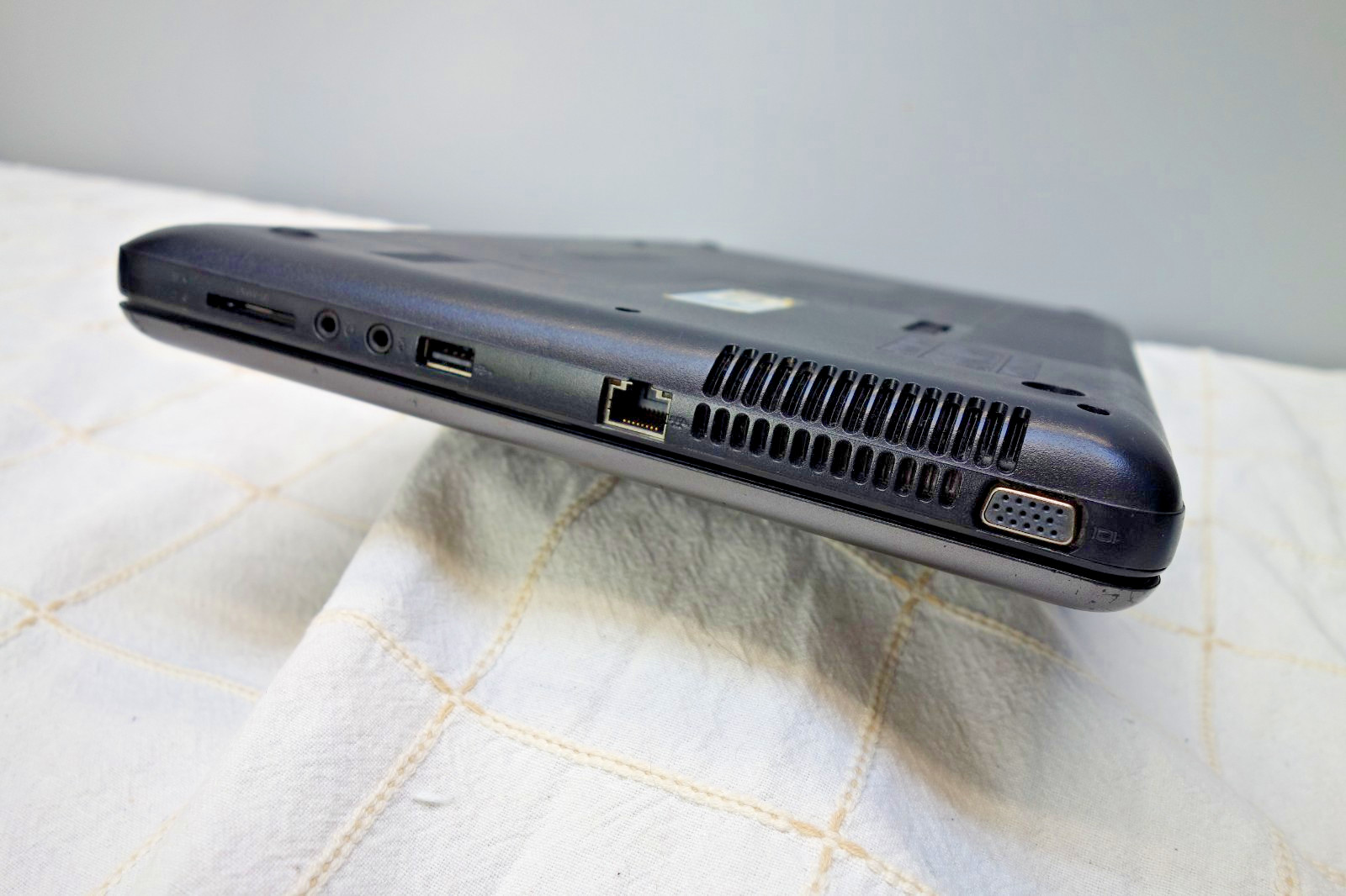 HP 2000-486DX AMD E450 1.65Ghz 8GB Ram, 300GB HD, Windows 10Pro