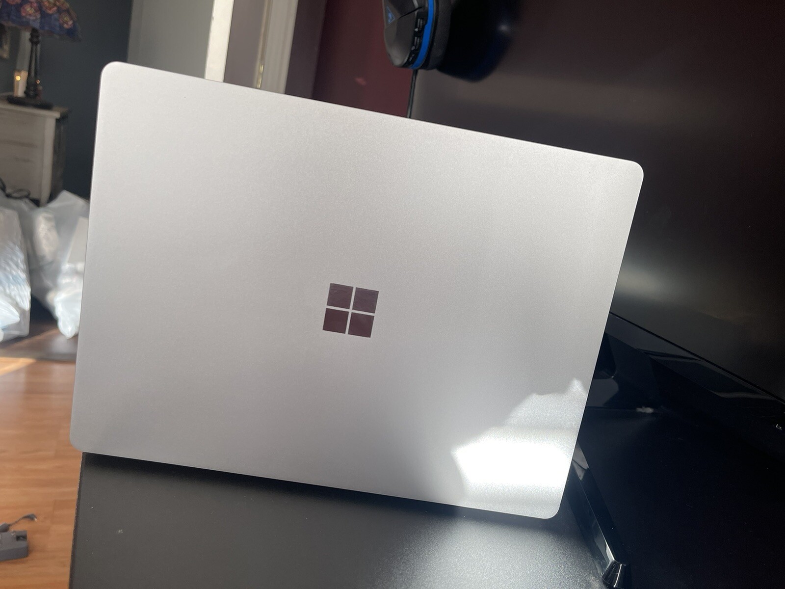 Microsoft Surface Laptop Go 12.4″ (64GB, Intel Core i5 10th Gen., 3.60 GHz, 4GB)
