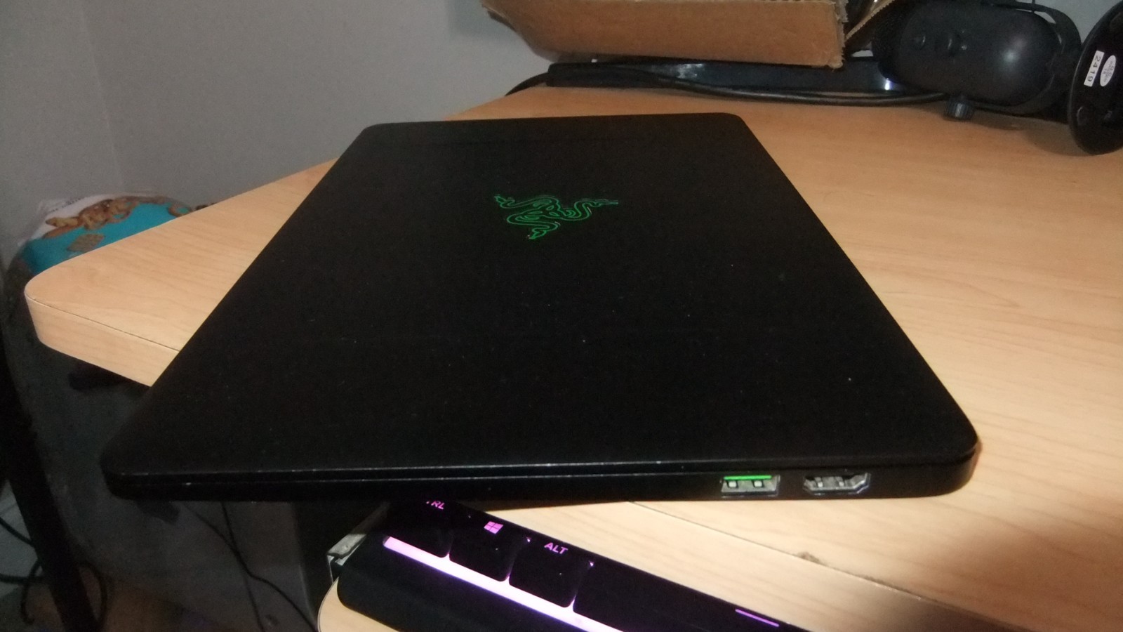 (AS IS) **READ DESCRIPTION** Razer Blade Stealth 2016 (DOES NOT TURN ON)