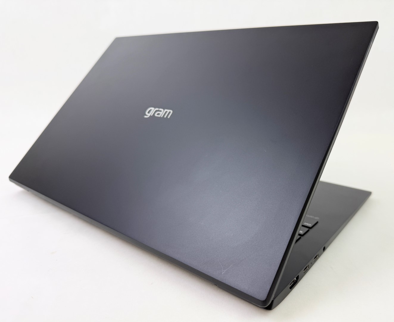 LG Gram 17Z90TL 17″ Touch Ultra 7 258V 32GB 2TB SSD W11H Thin Lightweight Laptop