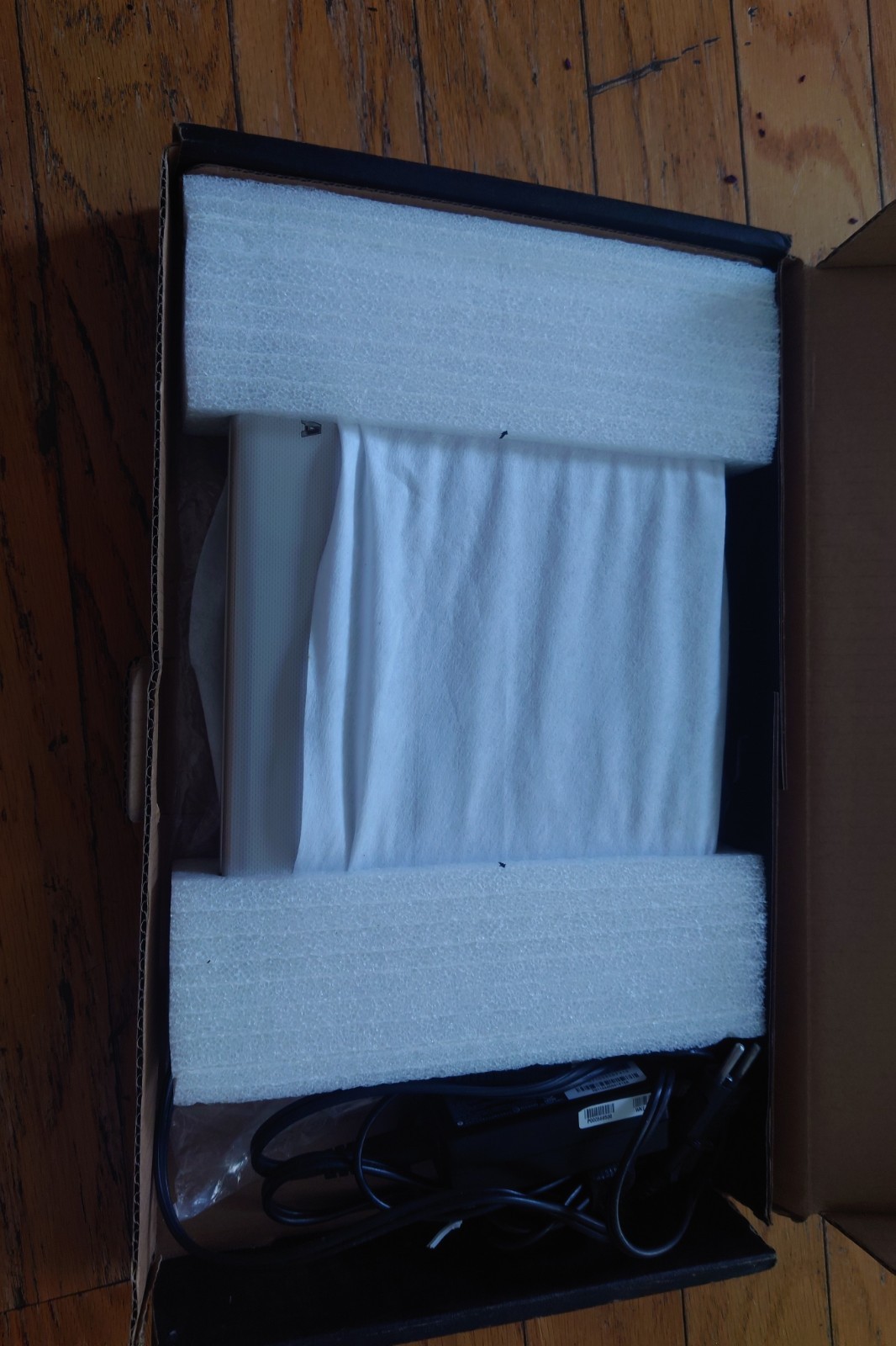 Toshiba Netbook Tablet L15W-B1320 exc cond, box papers Great Survivor suit child