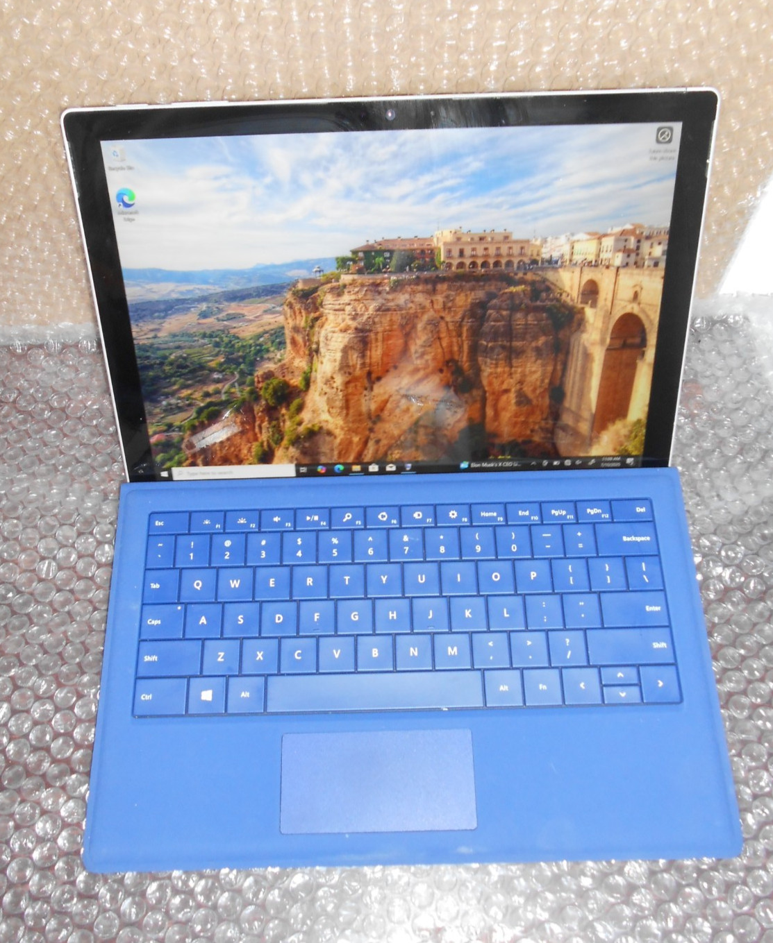 Microsoft Surface Pro 1796 m3-7Y30 4GB RAM 128GB SSD 12.3″ 1.00GHz Win 10 Pro