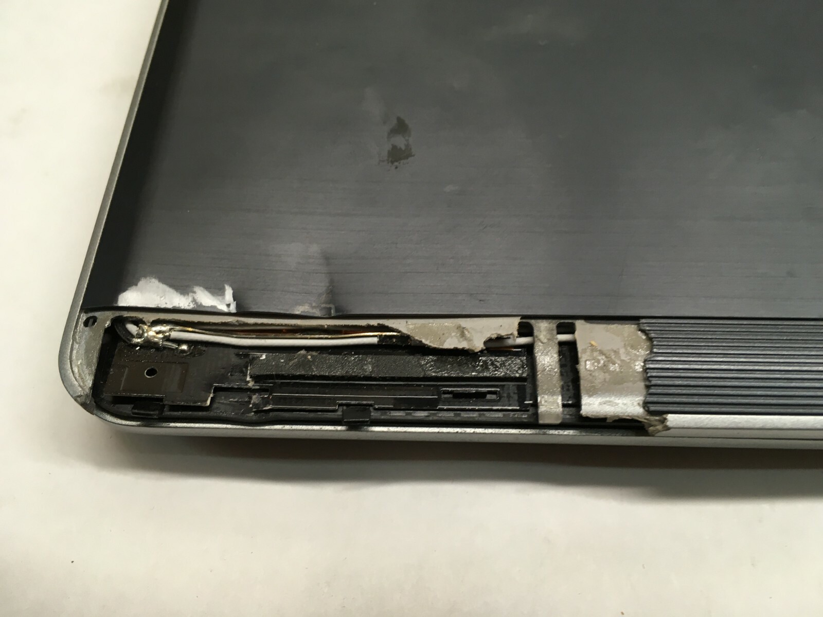 Dell Latitude E6320 13.3″ Core i5 Laptop For Parts Broken LCD NO HDD/Battery JR