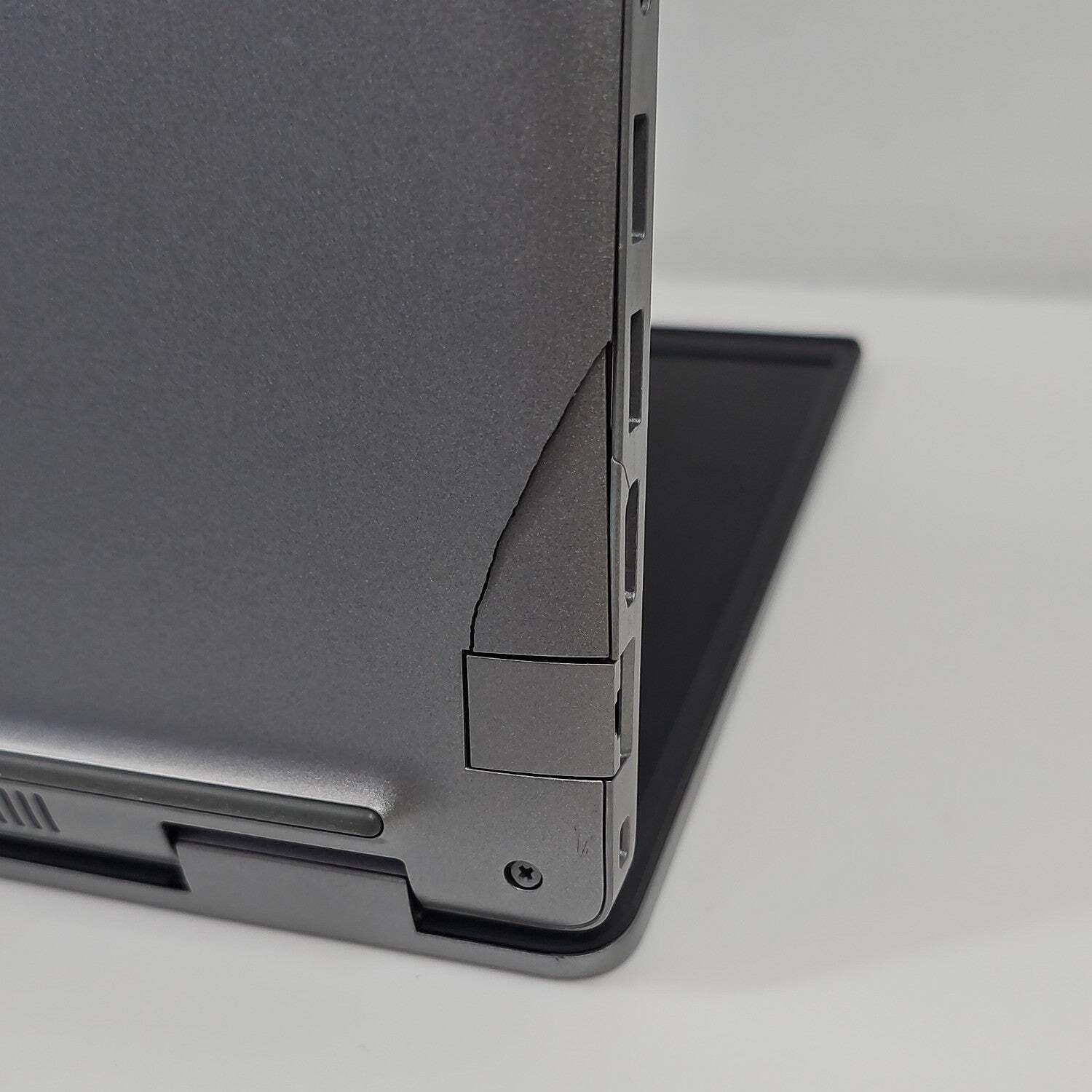 Broken Dell Latitude 5540 15.6″ i7-1365U 16GB RAM 512GB SSD Cracked Casing