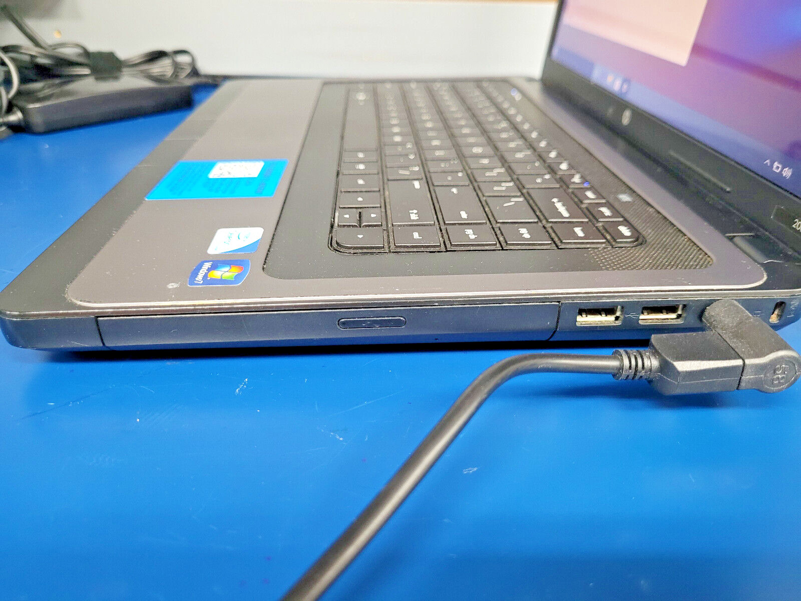 HP 2000-239WM Laptop-Intel Celeron T3500 3GB RAM Windows 10 Read Carefully