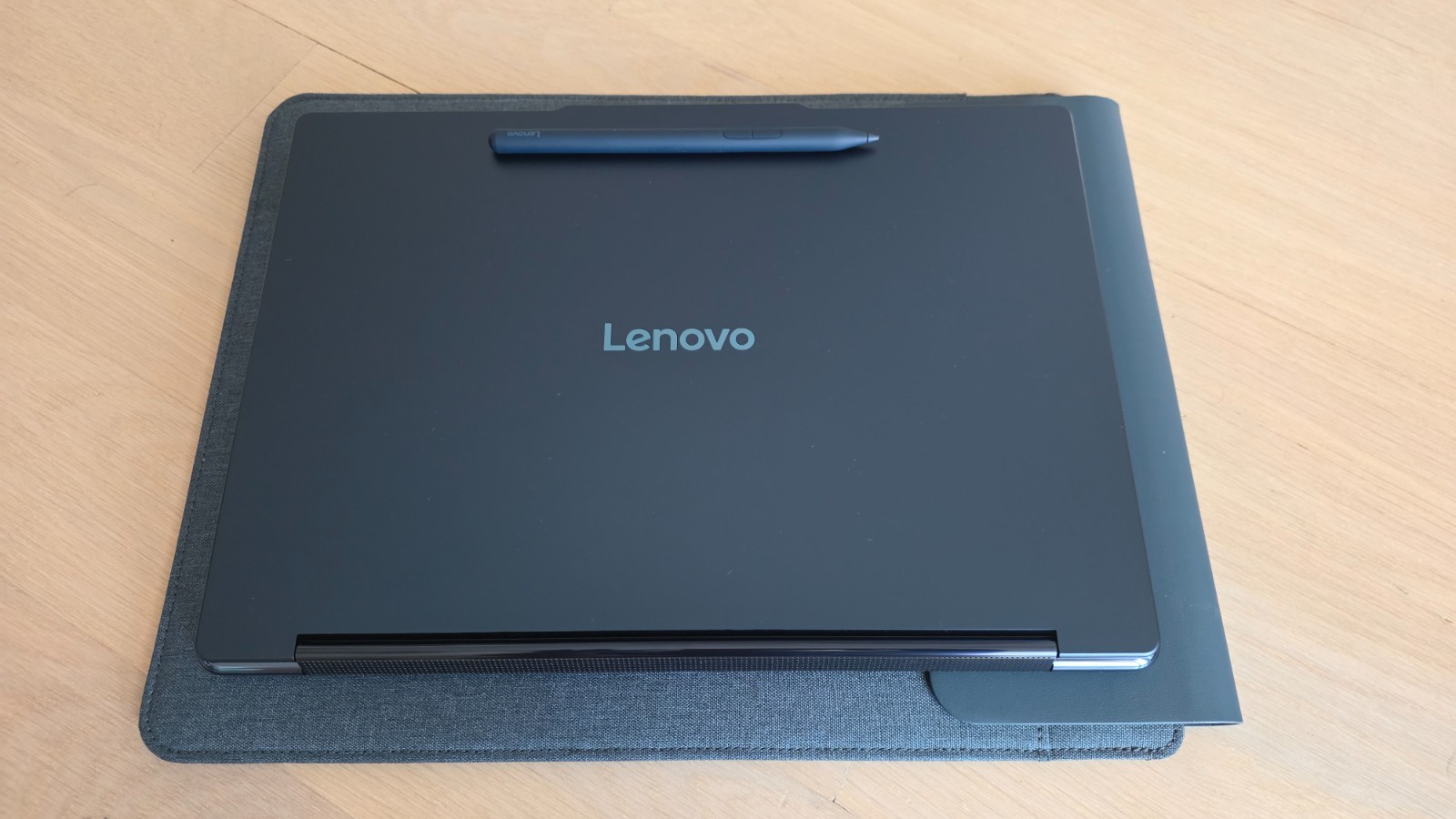 Lenovo Yoga 9i 2-in-1 Aura Edition 14″ 3K 120Hz OLED Ultra 7 258V 32GB 1TB