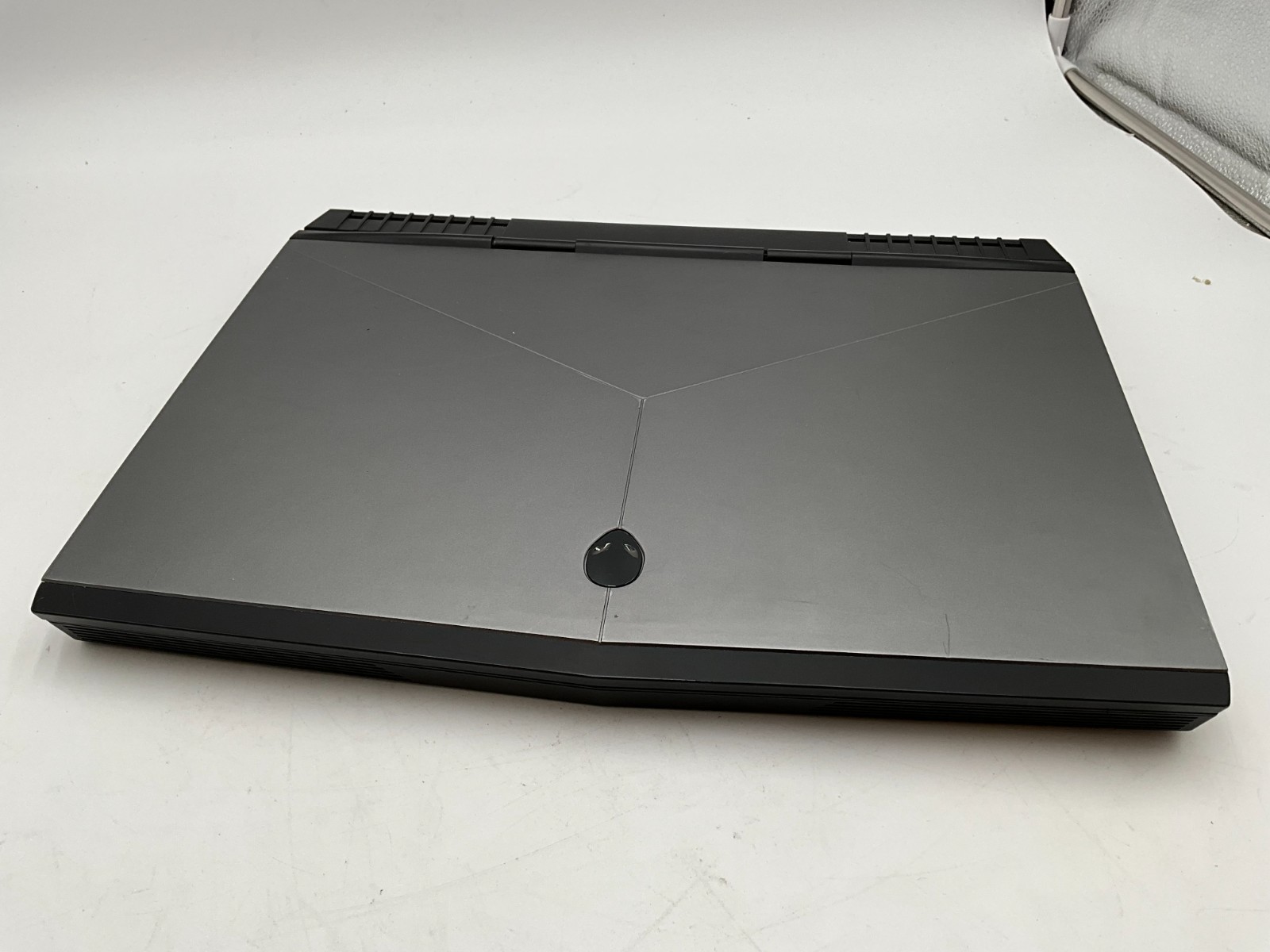 Alienware 15 R3 P69F001 i7-7700HQ 32GB 1TB GTX 1070 NO OS LAPTOP 15.6″ 3N3VYF2