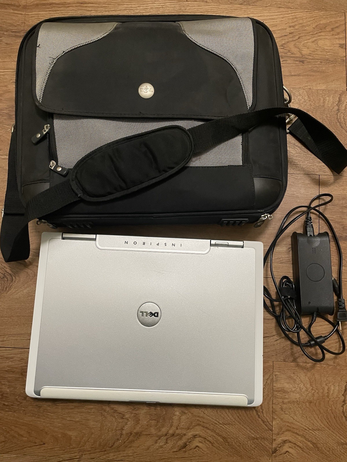 Dell Inspiron 9300 Laptop Linux 18″ PentiumM 1GB + Charger & CarryingCase Wi-Fi