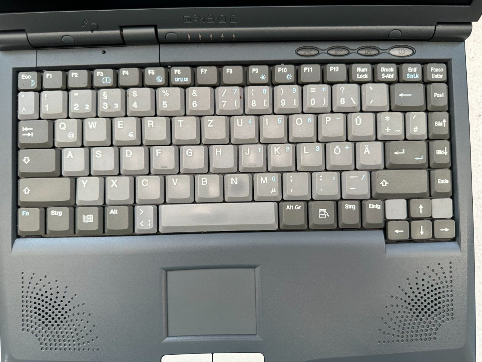 Retro Tronic 5 Yakumo D27ES Clevo Laptop 20GB HDD 512MB RAM No Windows Laptop
