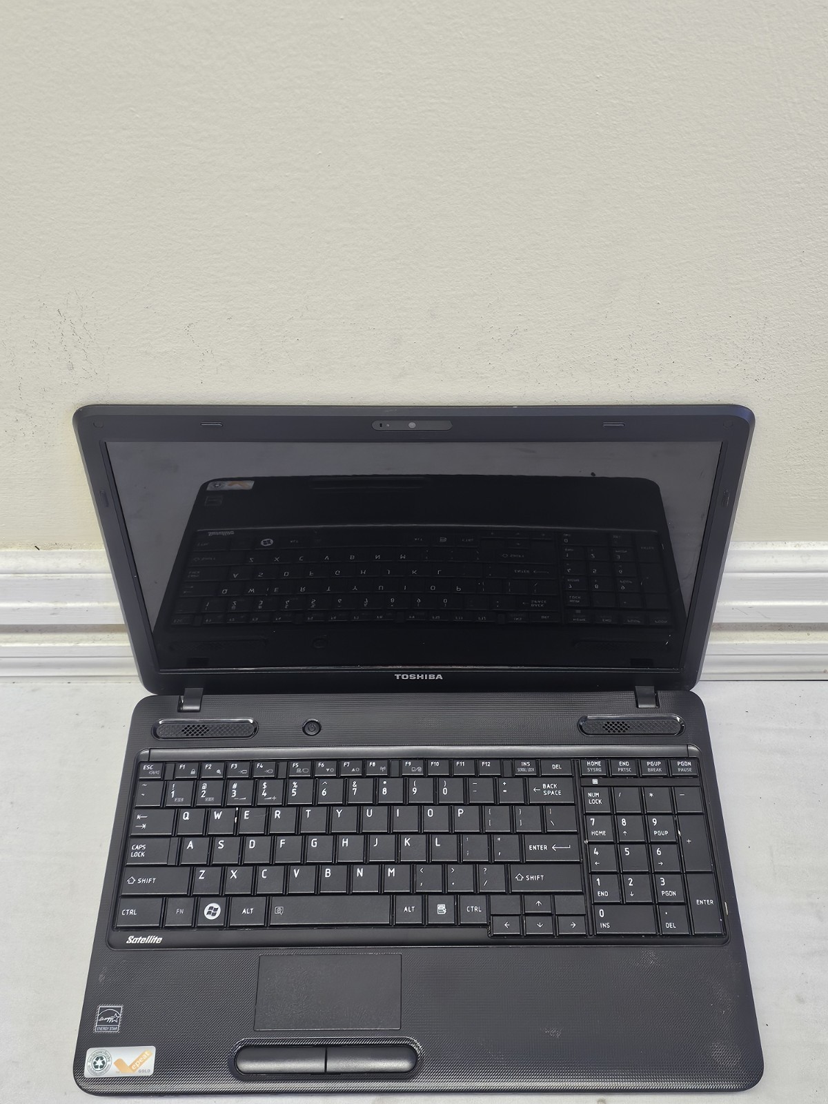 Toshiba Satellite C655D Laptop – AMD E-300 – 4GB RAM – 320GB HDD RUNS SLOW READ