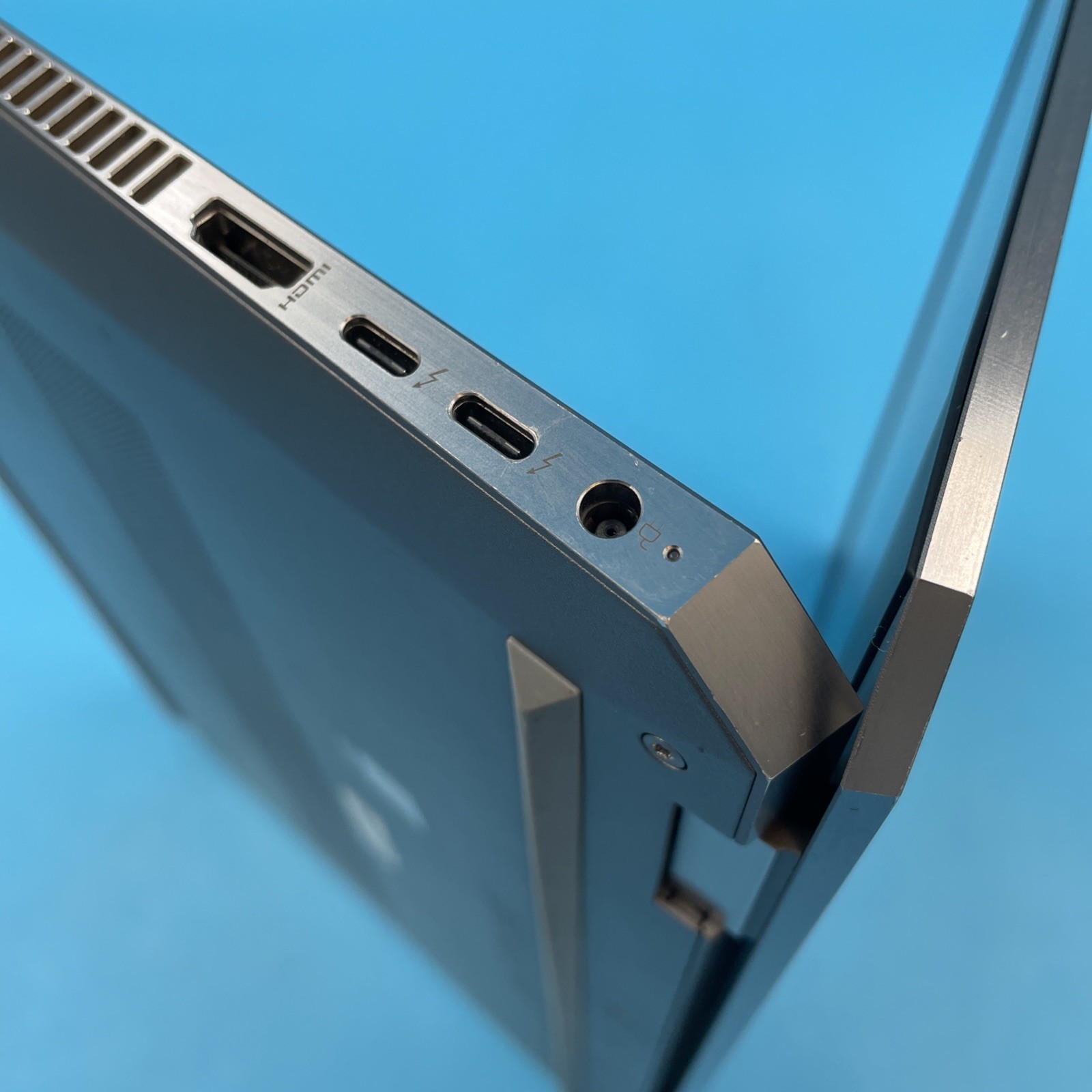 HP ZBook Studio G5 | i7-8850H | 8GB RAM | NO SSD | P1000 | NO OS | 69% BATT
